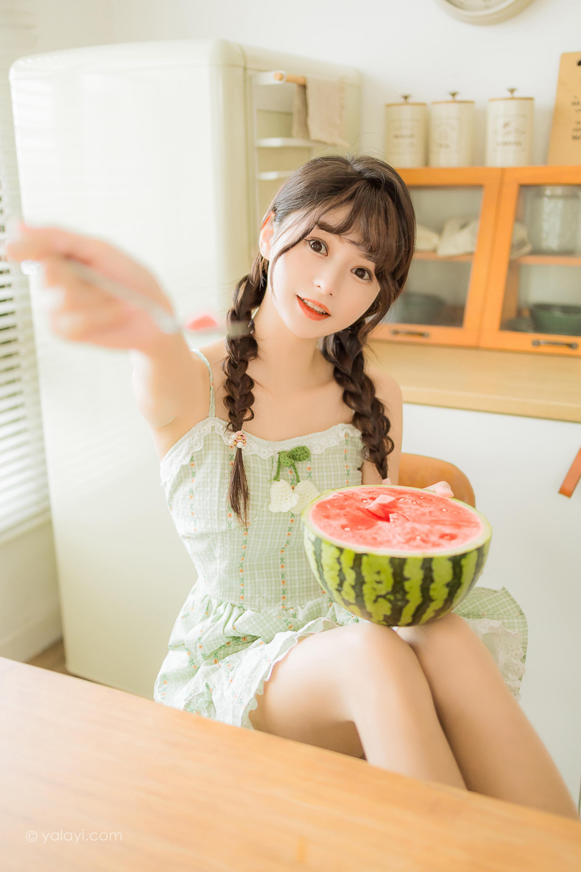 [YALAYI雅拉伊]2022.08.01 夏日甜瓜 小亭 淡青色吊带连衣裙加白色纯绵袜清纯可爱私房写真集第2张