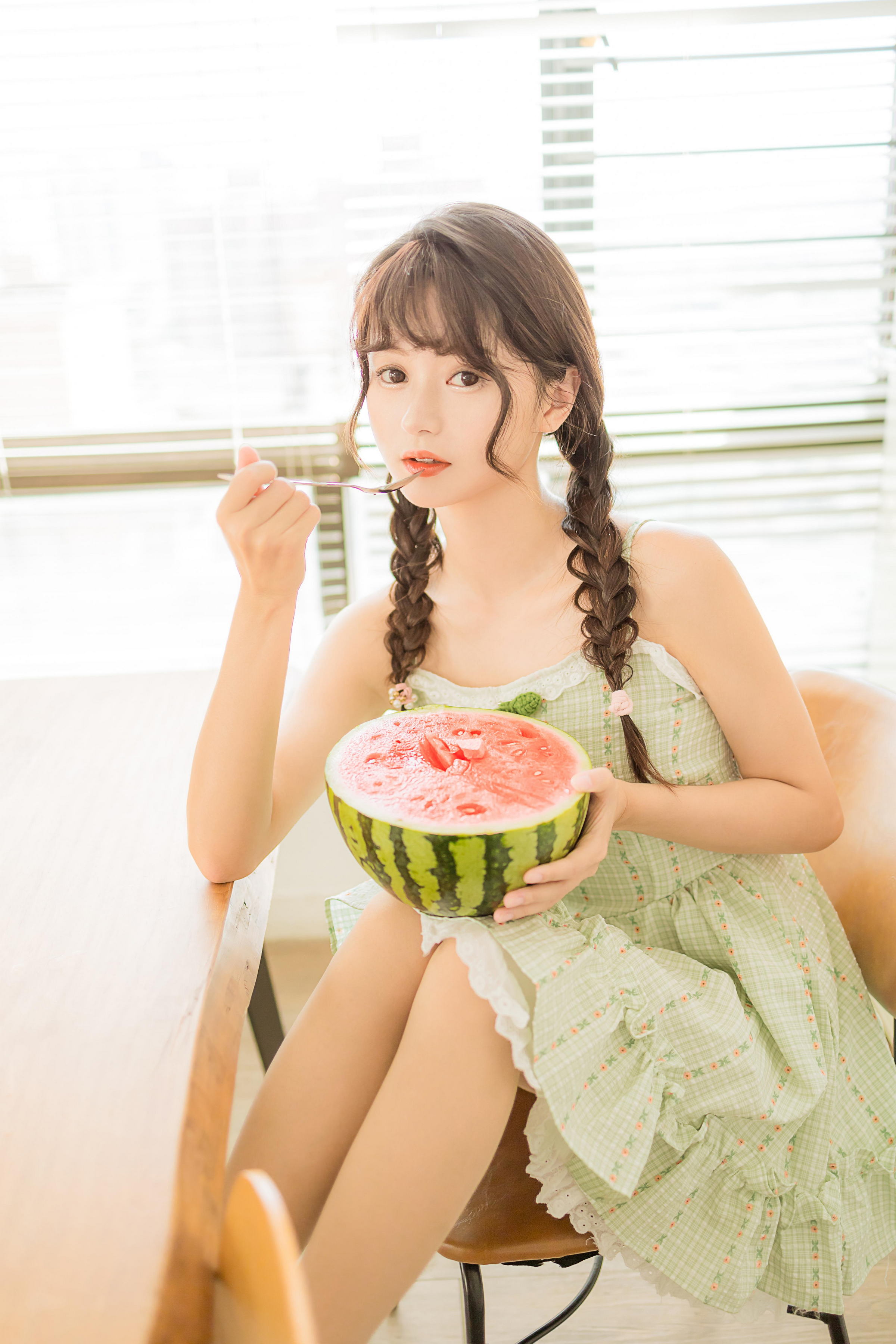 [YALAYI雅拉伊]2022.08.01 夏日甜瓜 小亭 淡青色吊带连衣裙加白色纯绵袜清纯可爱私房写真集第3张