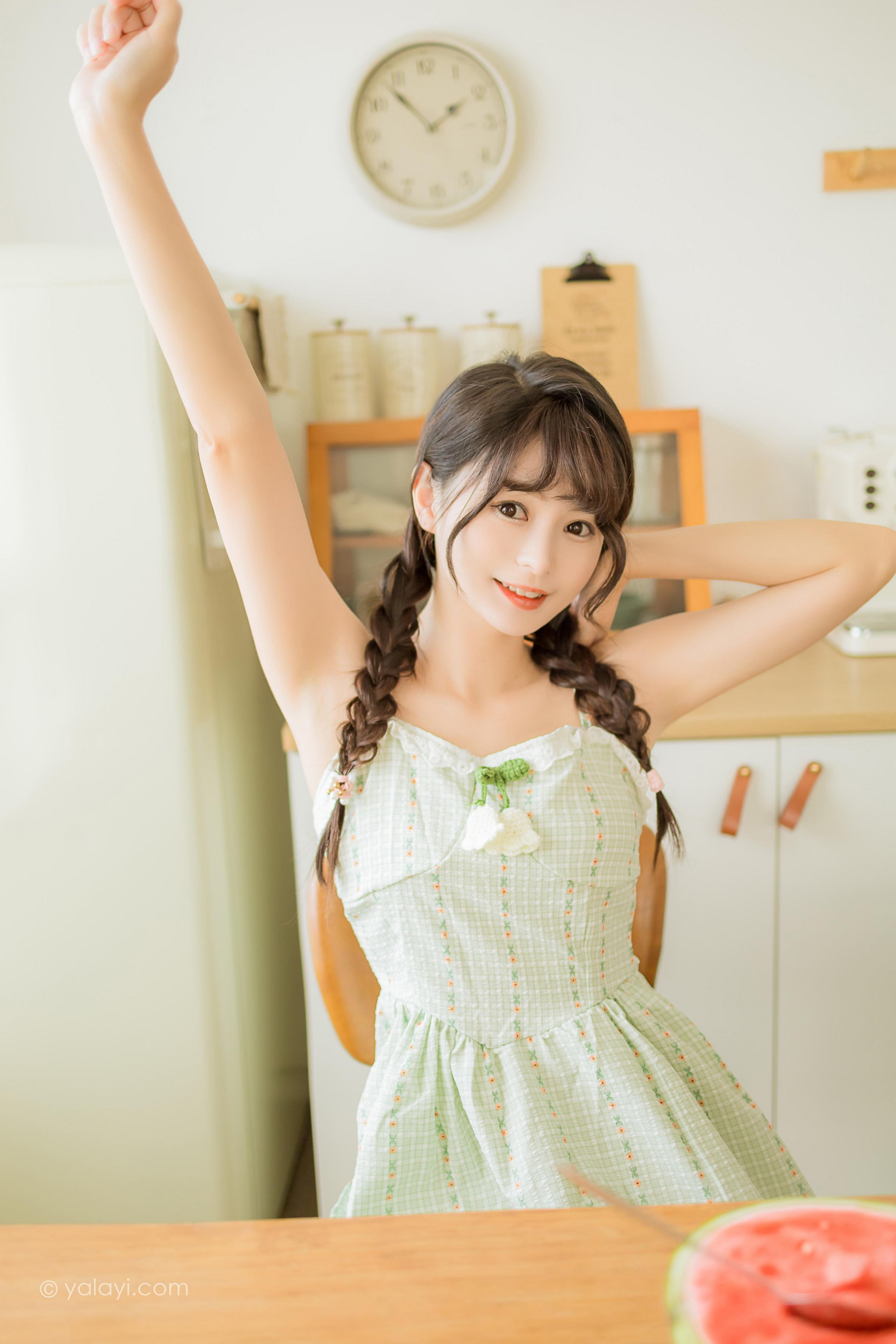 [YALAYI雅拉伊]2022.08.01 夏日甜瓜 小亭 淡青色吊带连衣裙加白色纯绵袜清纯可爱私房写真集第4张