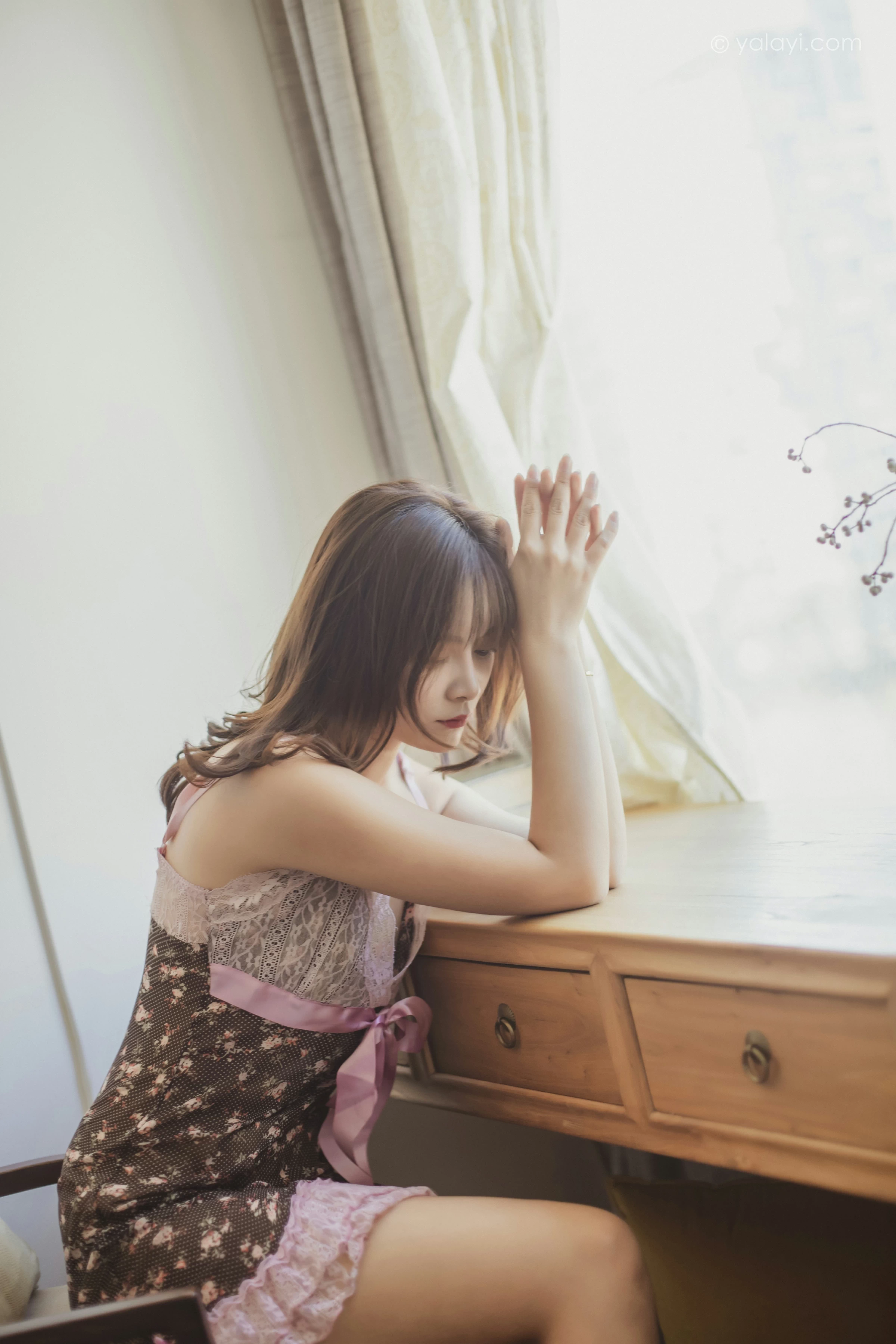 [YALAYI雅拉伊]2021.12.10 自愈 芷琳 粉色吊带蕾丝睡衣裙性感私房写真集第9张