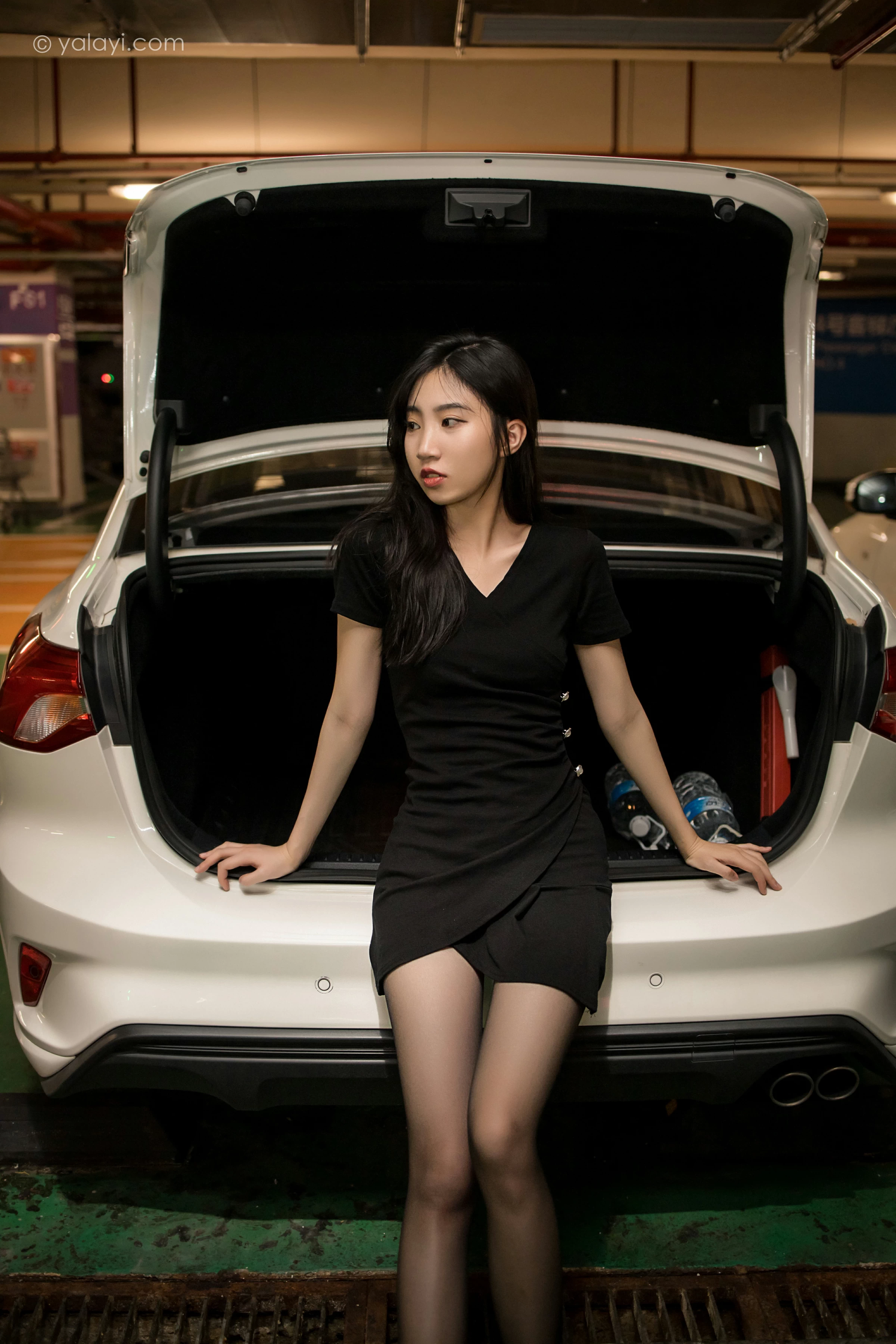 [YALAYI雅拉伊]2022.01.10 梦见前女友 小乔 黑色连衣裙加黑丝美腿性感写真集第6张