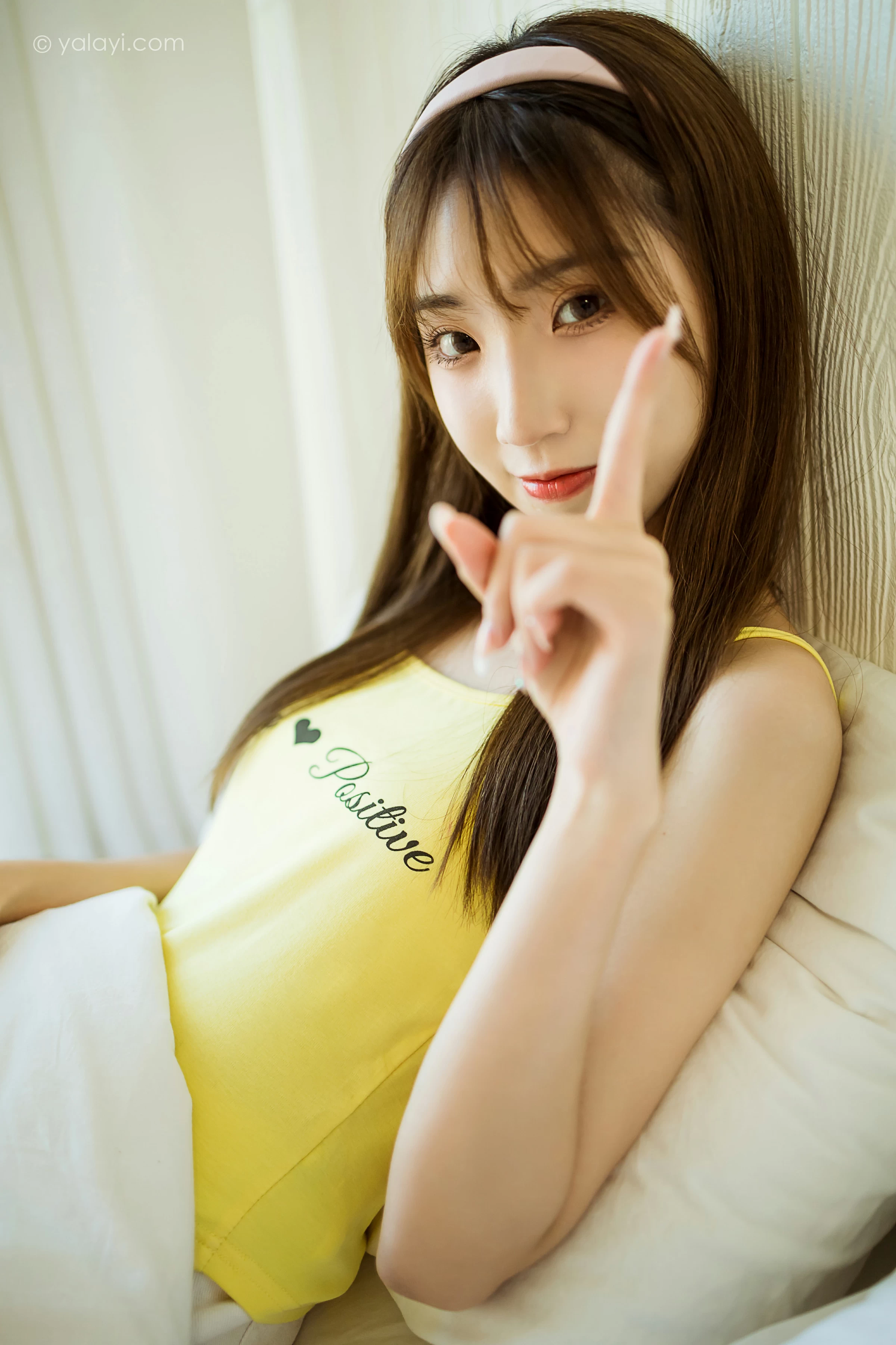 [YALAYI雅拉伊]NO.723 《青涩回忆》 小乔 黄色小背心加白色短裤居家私房写真第8张