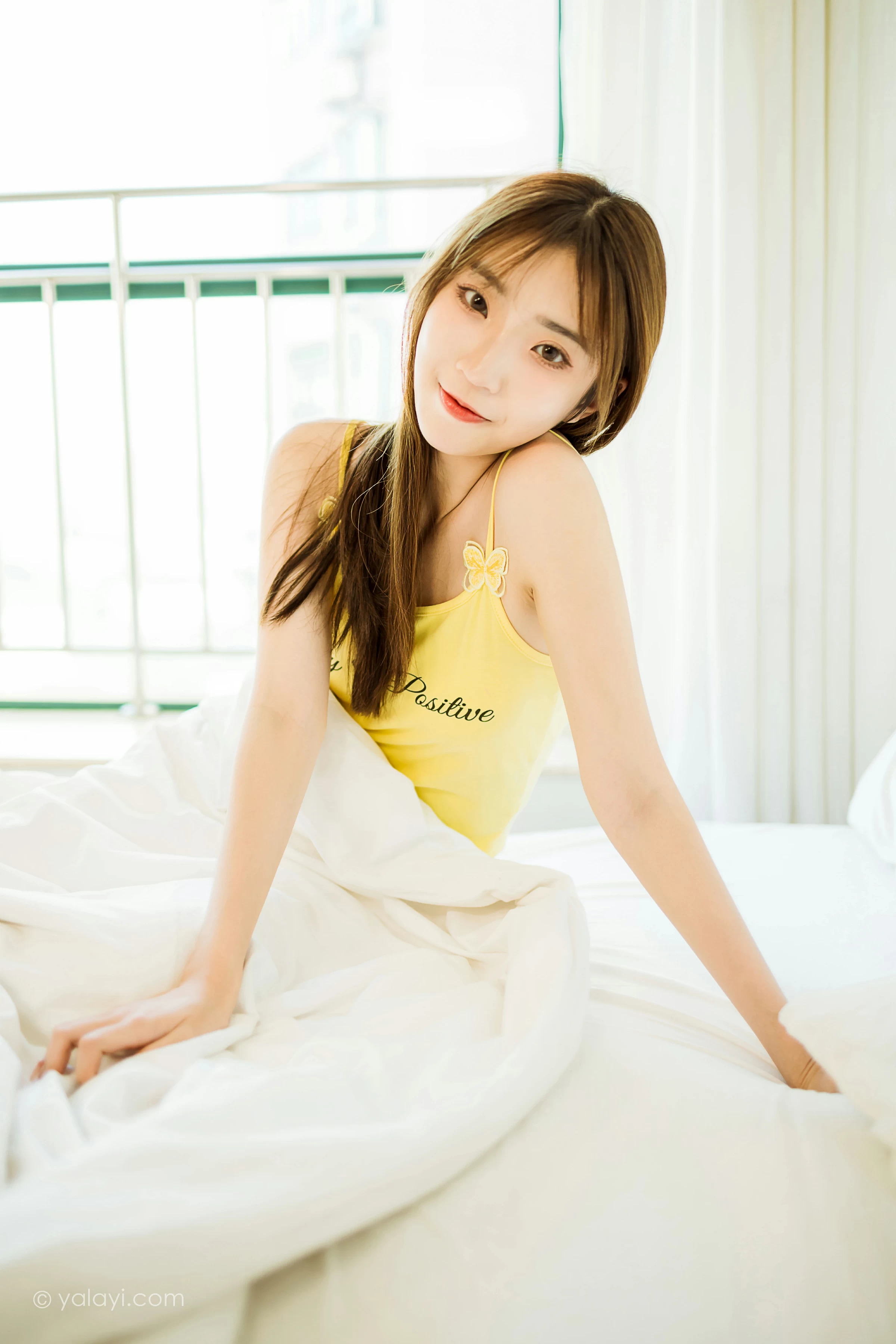 [YALAYI雅拉伊]NO.723 《青涩回忆》 小乔 黄色小背心加白色短裤居家私房写真第9张