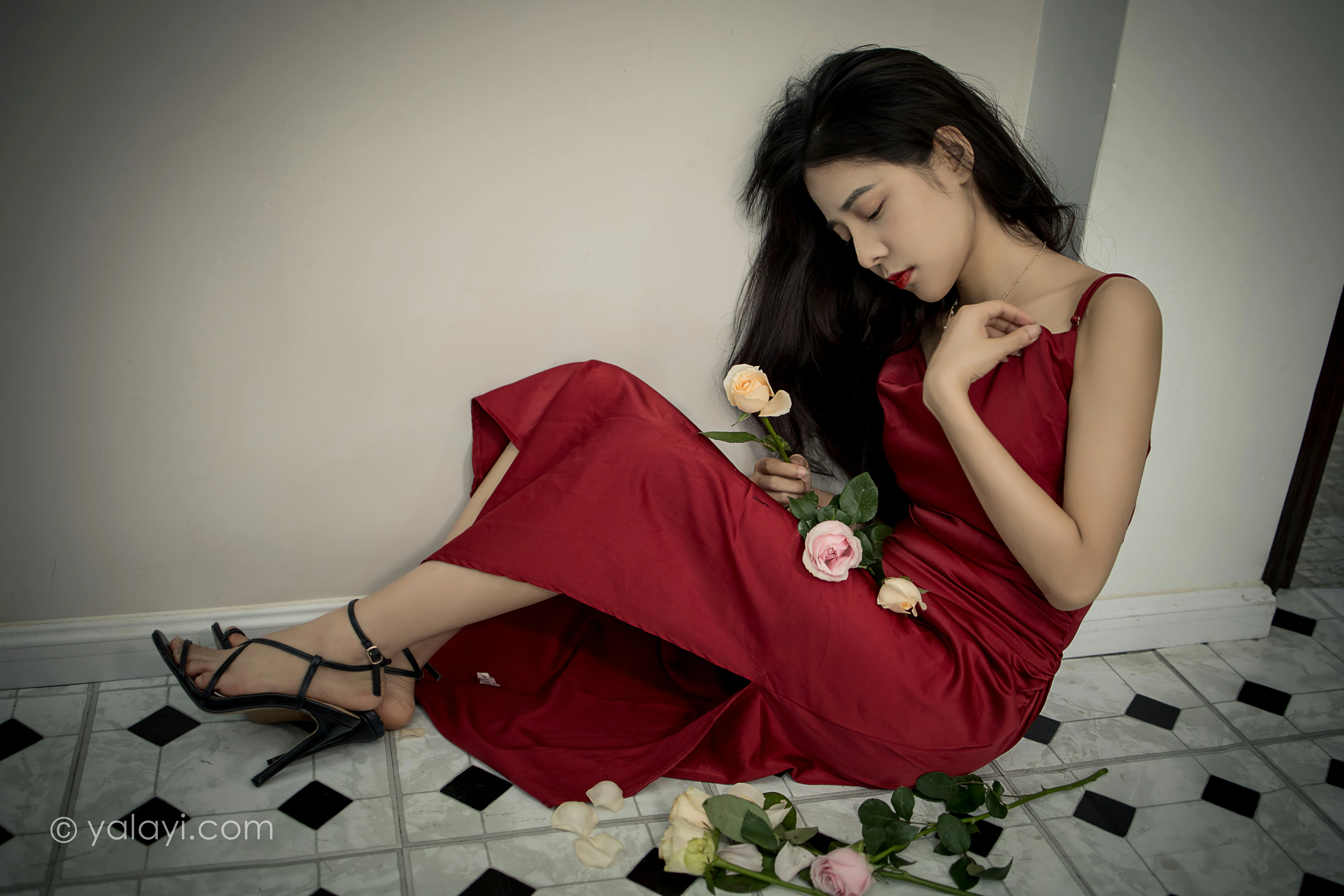 [YALAYI雅拉伊]NO.848 红颜 诗咏 红色吊带连衣裙居家性感写真集第8张