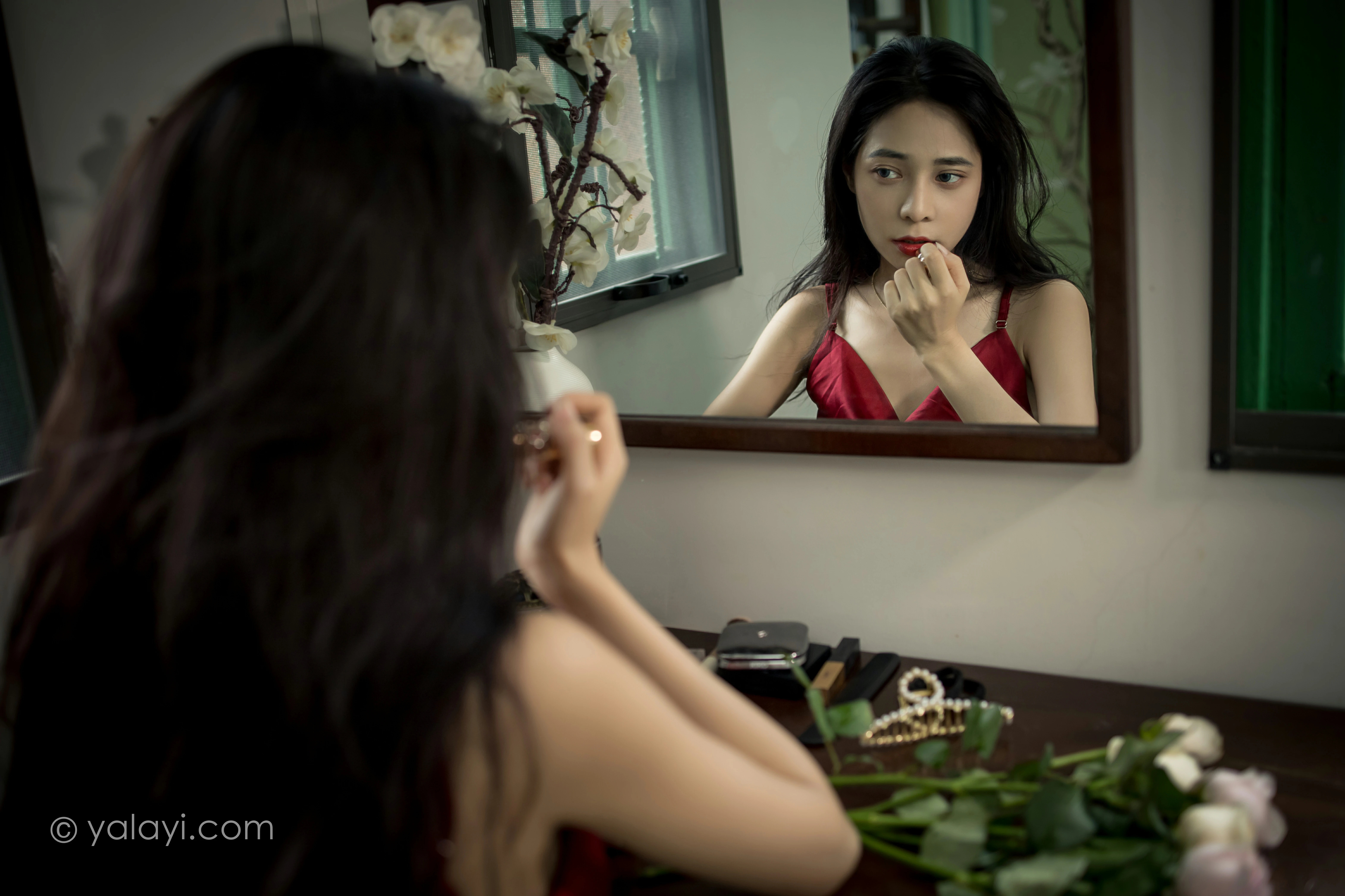 [YALAYI雅拉伊]NO.848 红颜 诗咏 红色吊带连衣裙居家性感写真集第2张