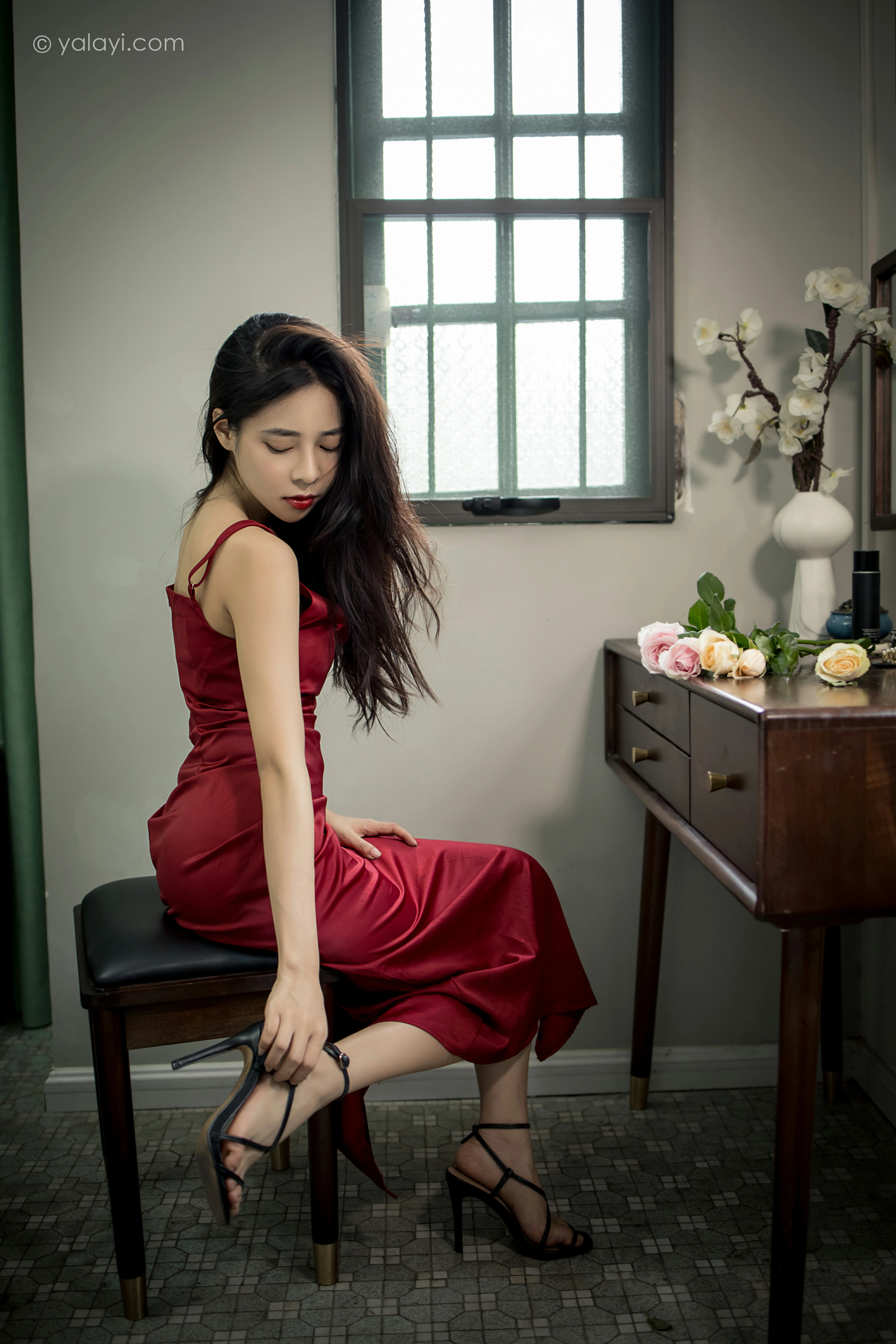 [YALAYI雅拉伊]NO.848 红颜 诗咏 红色吊带连衣裙居家性感写真集第10张
