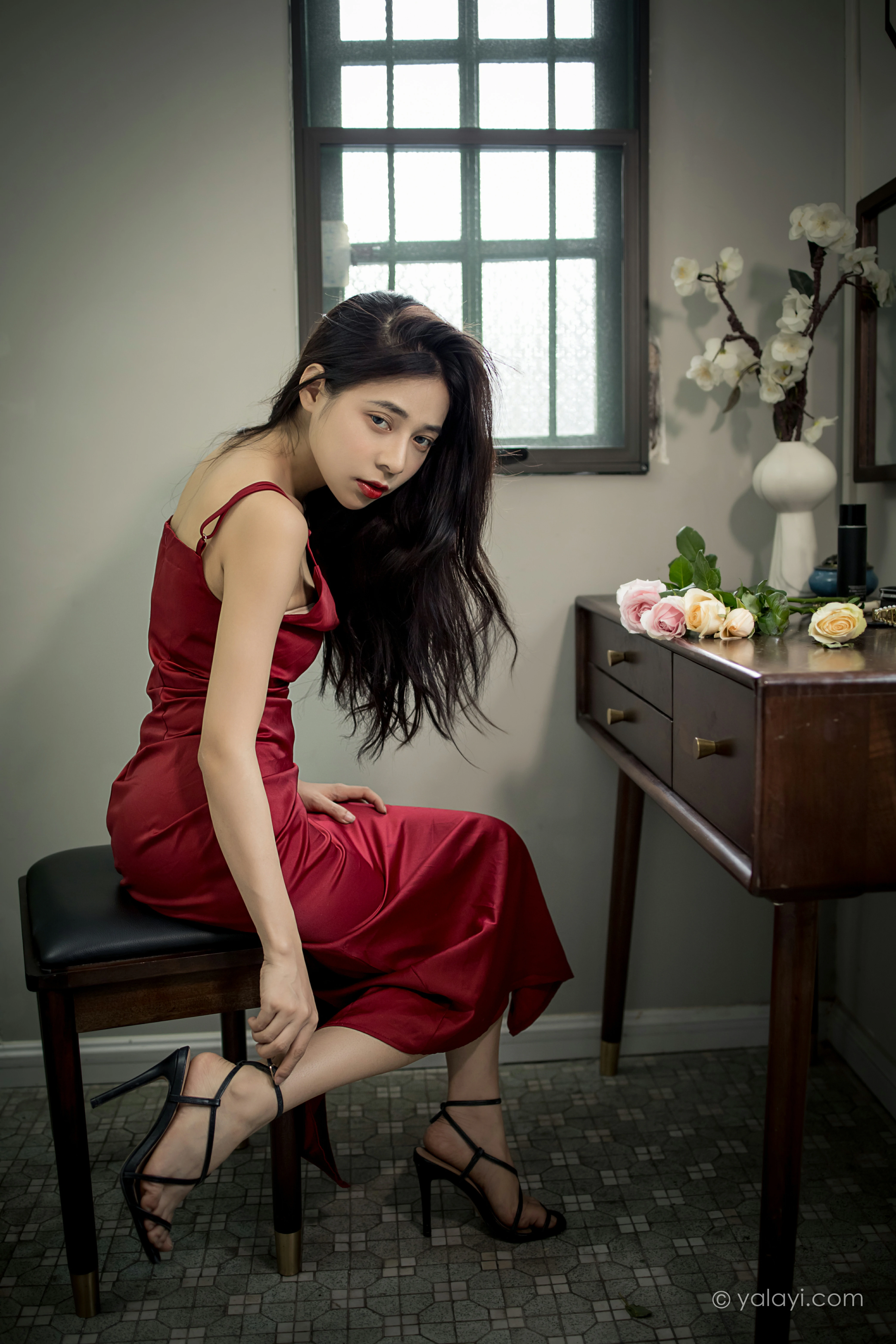 [YALAYI雅拉伊]NO.848 红颜 诗咏 红色吊带连衣裙居家性感写真集第10张