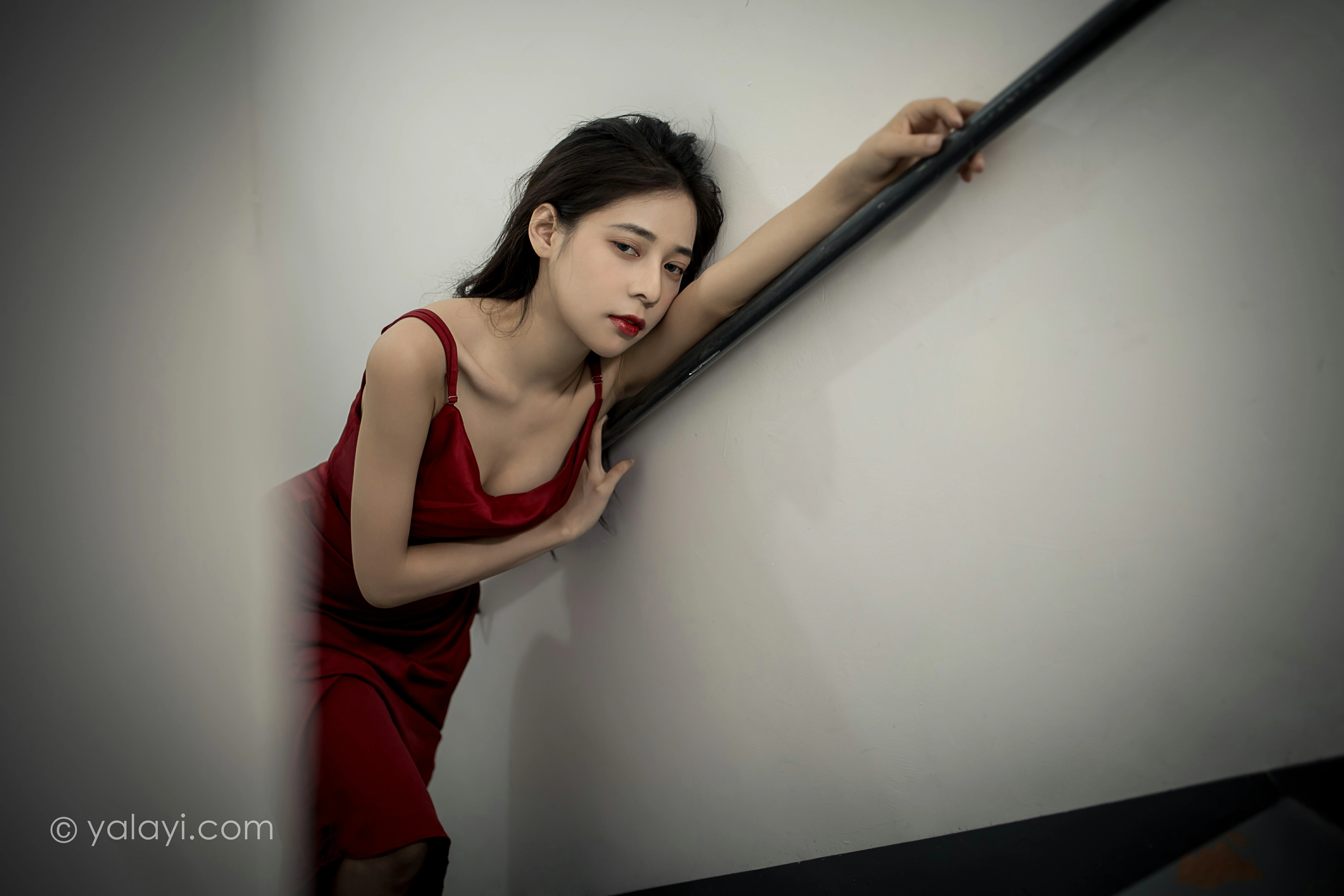[YALAYI雅拉伊]NO.848 红颜 诗咏 红色吊带连衣裙居家性感写真集第13张
