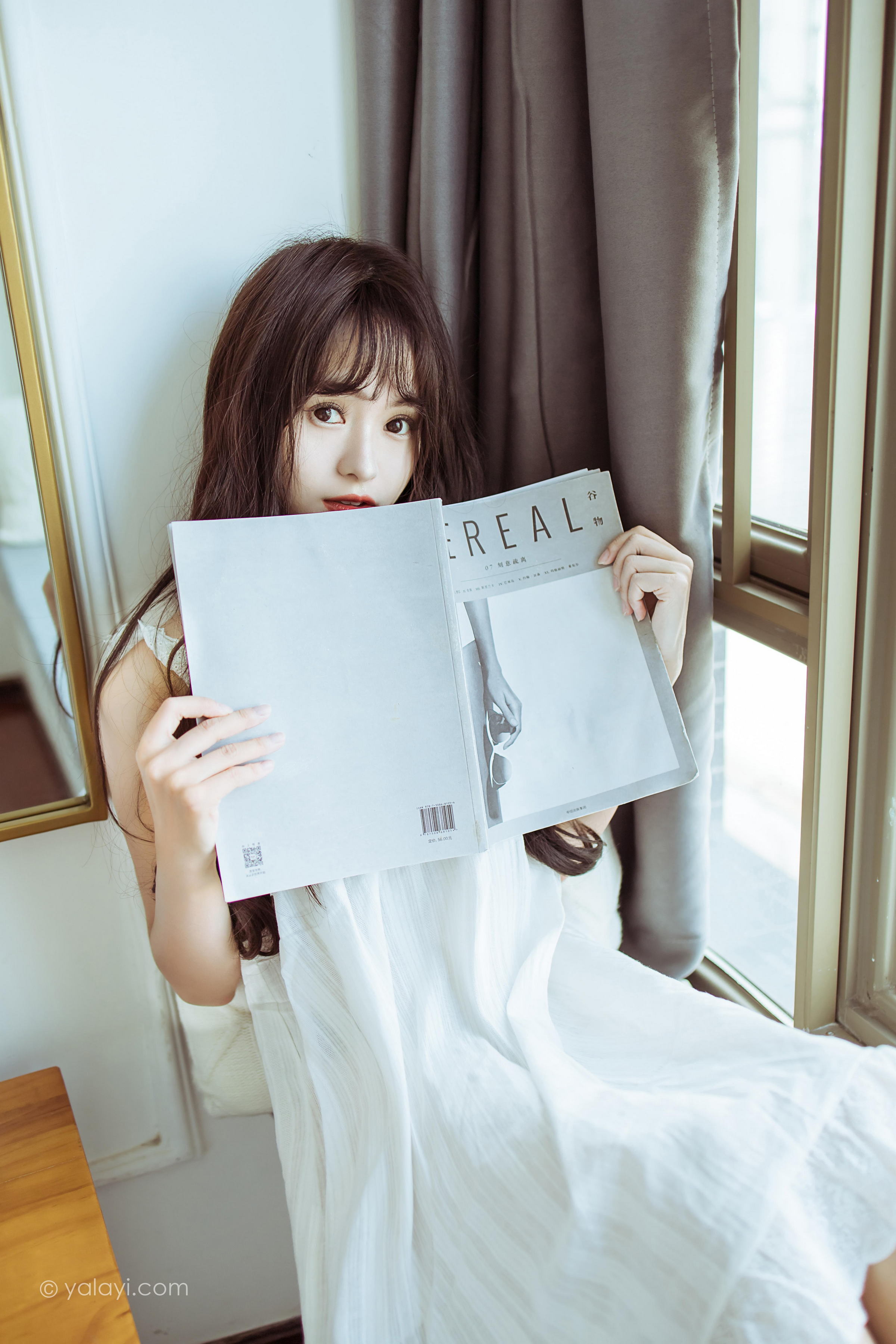 [YALAYI雅拉伊]2022.09.09 静思 小亭 白色蕾丝连衣裙与美腿玉足居家清纯写真集第6张