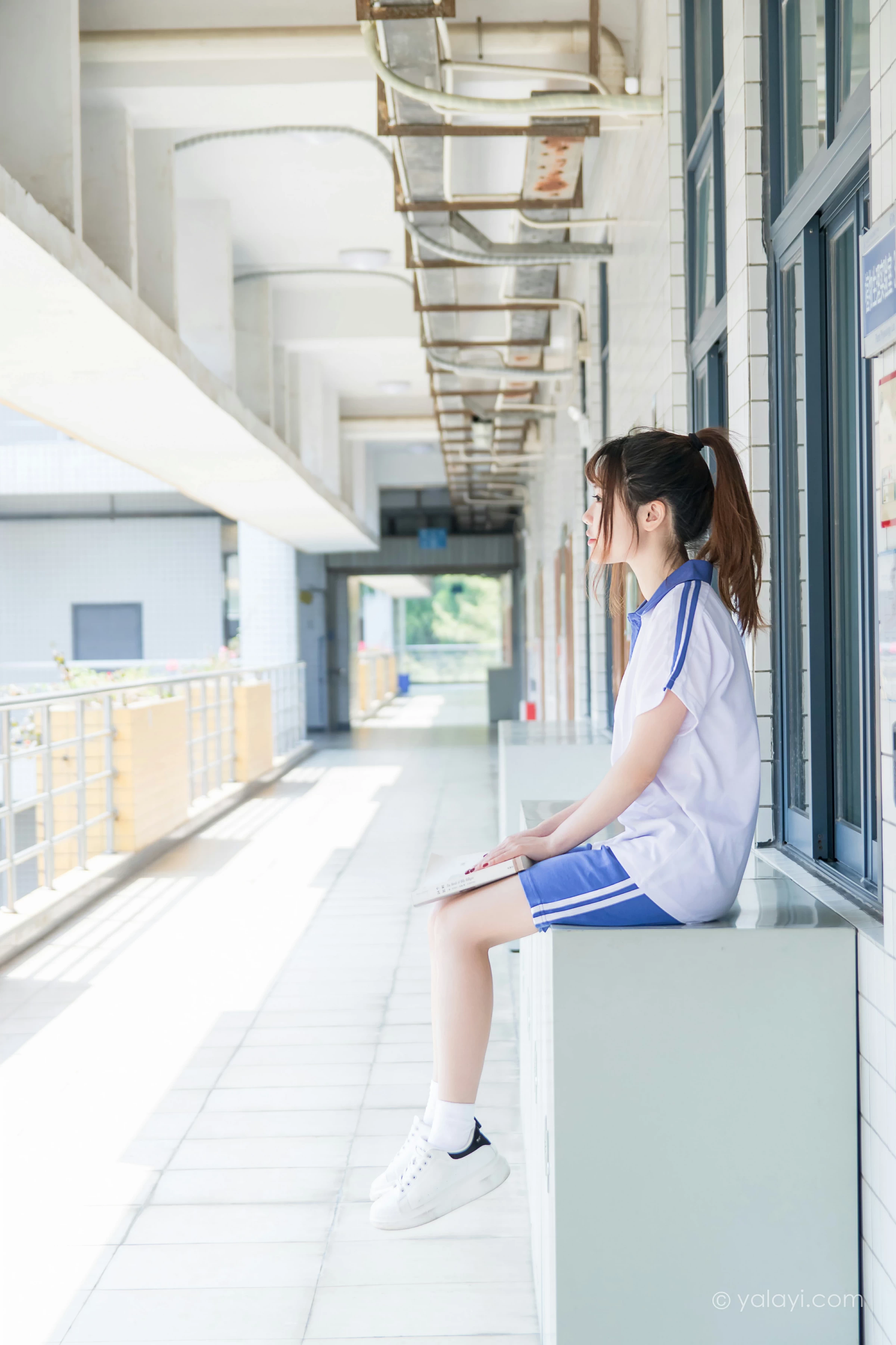 [YALAYI雅拉伊]NO.731 《那些年》 阳阳 白色短袖校服加蓝色短裤私房写真集第11张