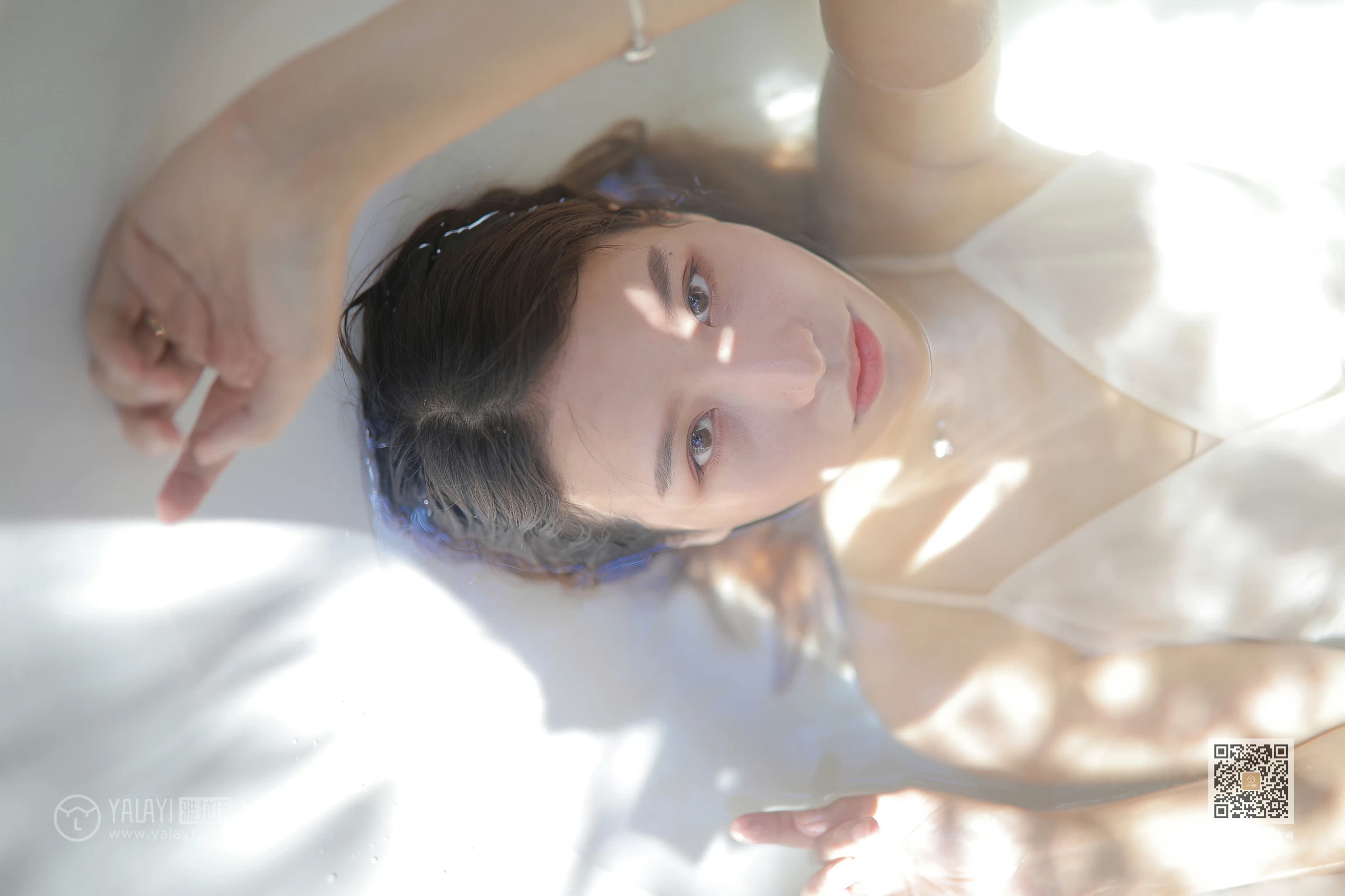 [YALAYI雅拉伊]Vol.453 天浴 令狐美 白色吊带透视连衣裙性感私房写真集第12张