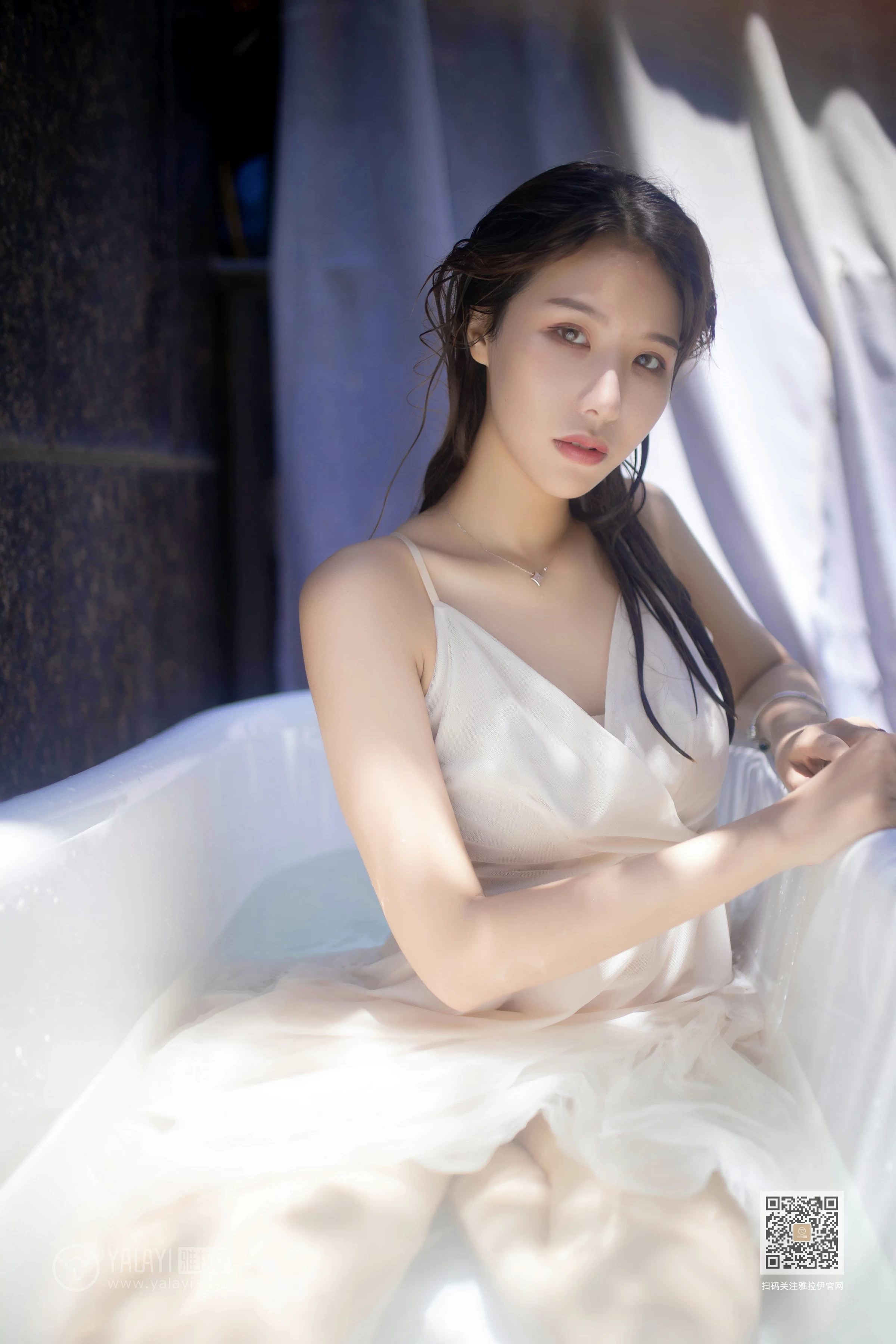 [YALAYI雅拉伊]Vol.453 天浴 令狐美 白色吊带透视连衣裙性感私房写真集第13张