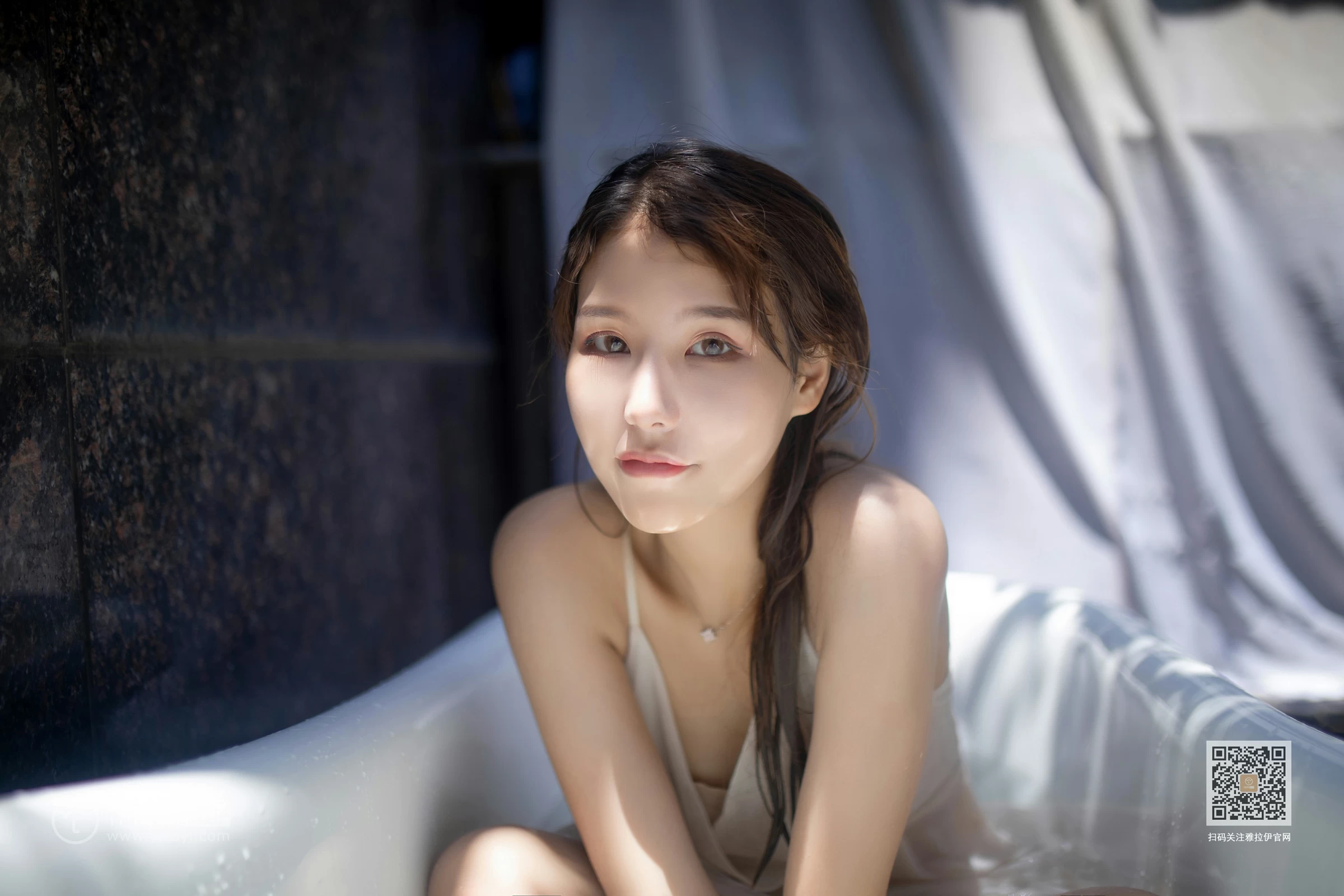 [YALAYI雅拉伊]Vol.453 天浴 令狐美 白色吊带透视连衣裙性感私房写真集第14张