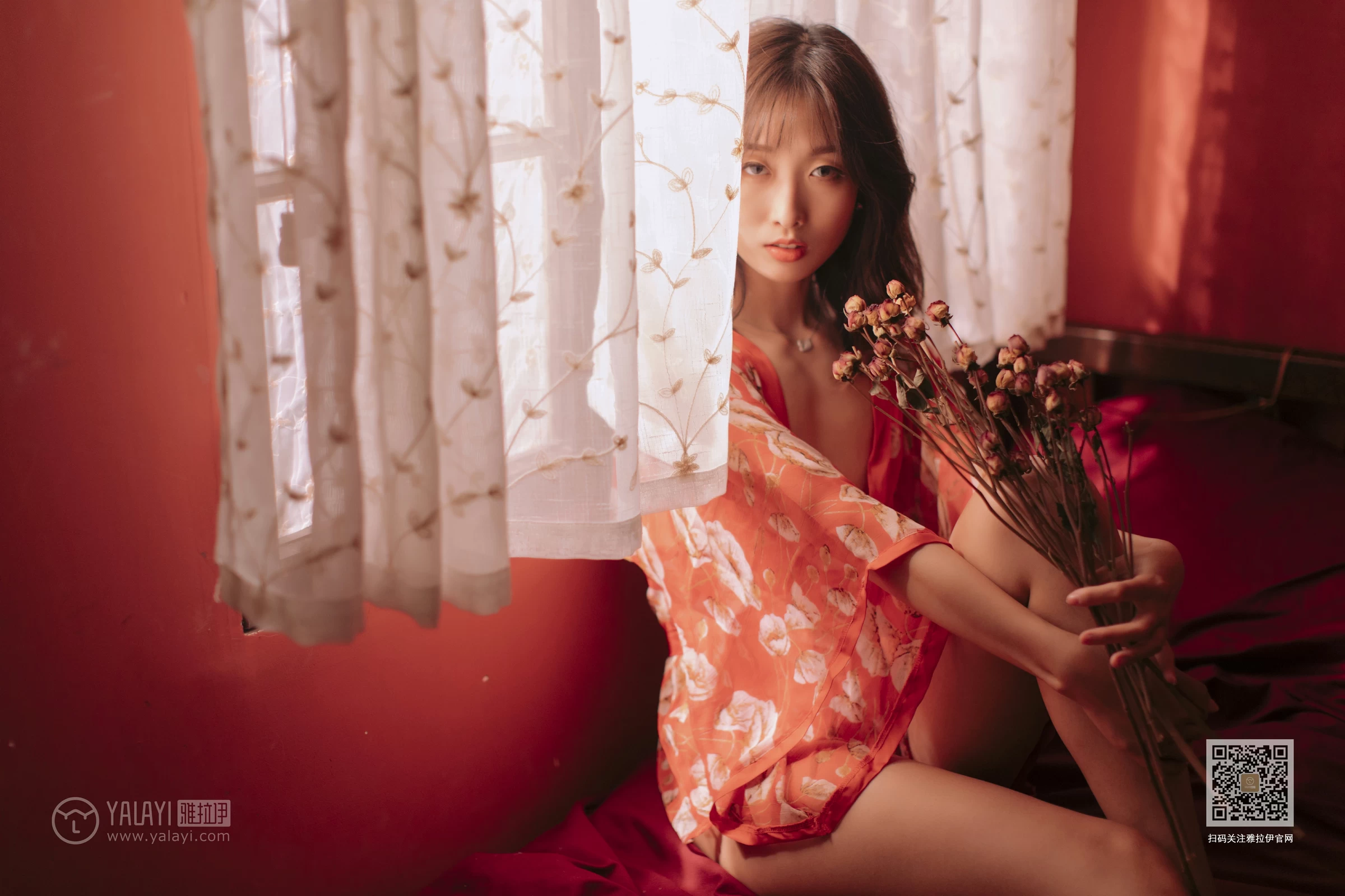 [YALAYI雅拉伊]Vol.460 红妆写真 佳佳 红色睡衣居家性感私房写真集第2张
