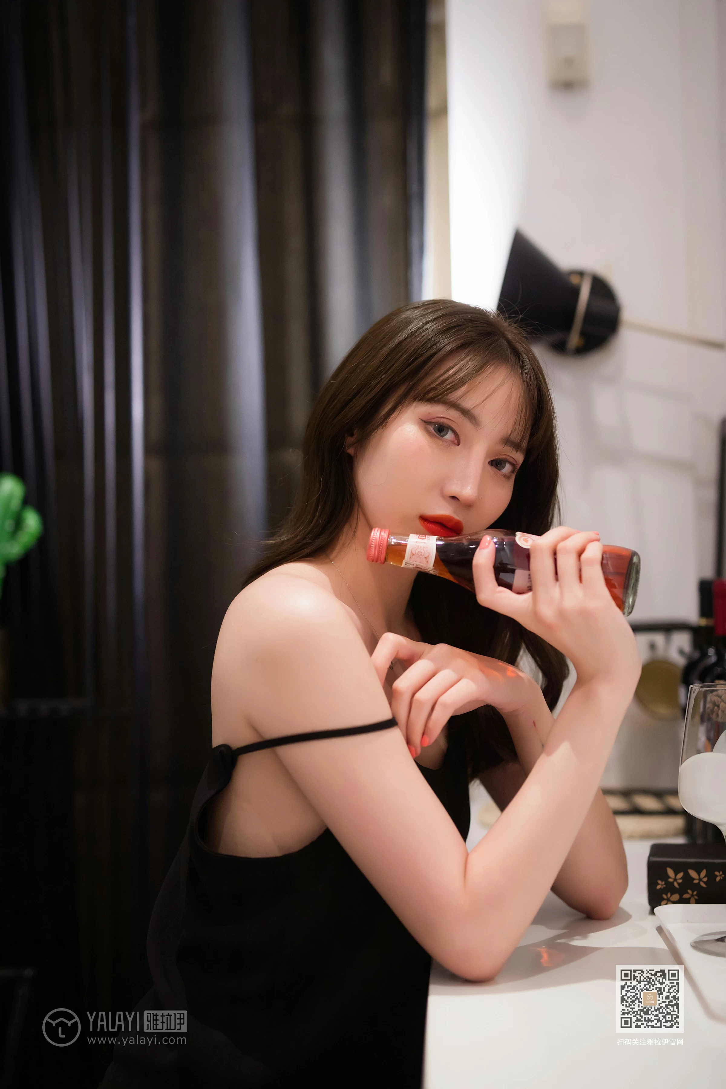 [YALAYI雅拉伊]Vol.477 小吊带 白雪 黑色背心加黑色蕾丝内裤性感私房写真集第5张