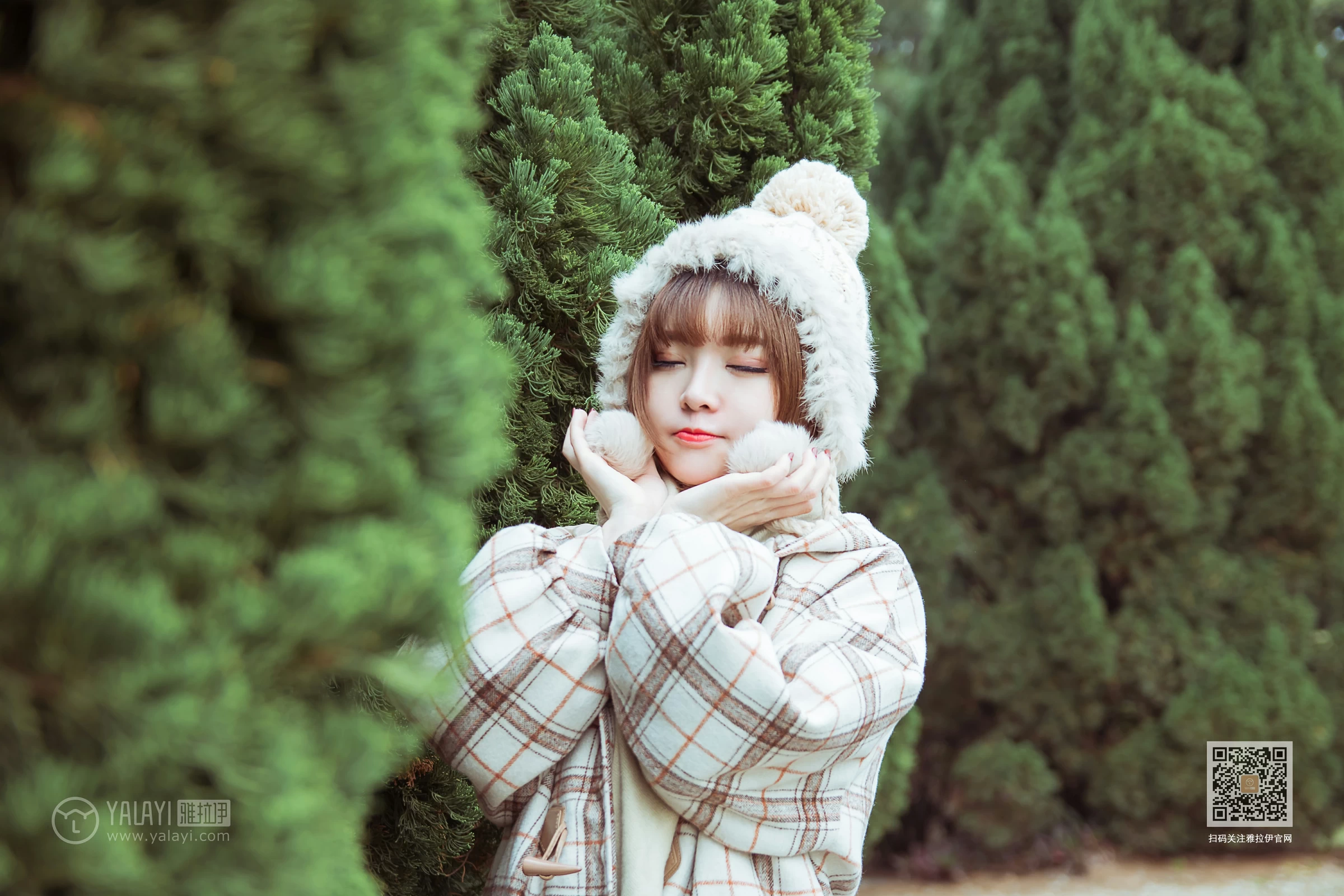 [YALAYI雅拉伊]Vol.515 冬日 阳阳 白色大衣加黑色短裙清纯可爱私房写真集第3张