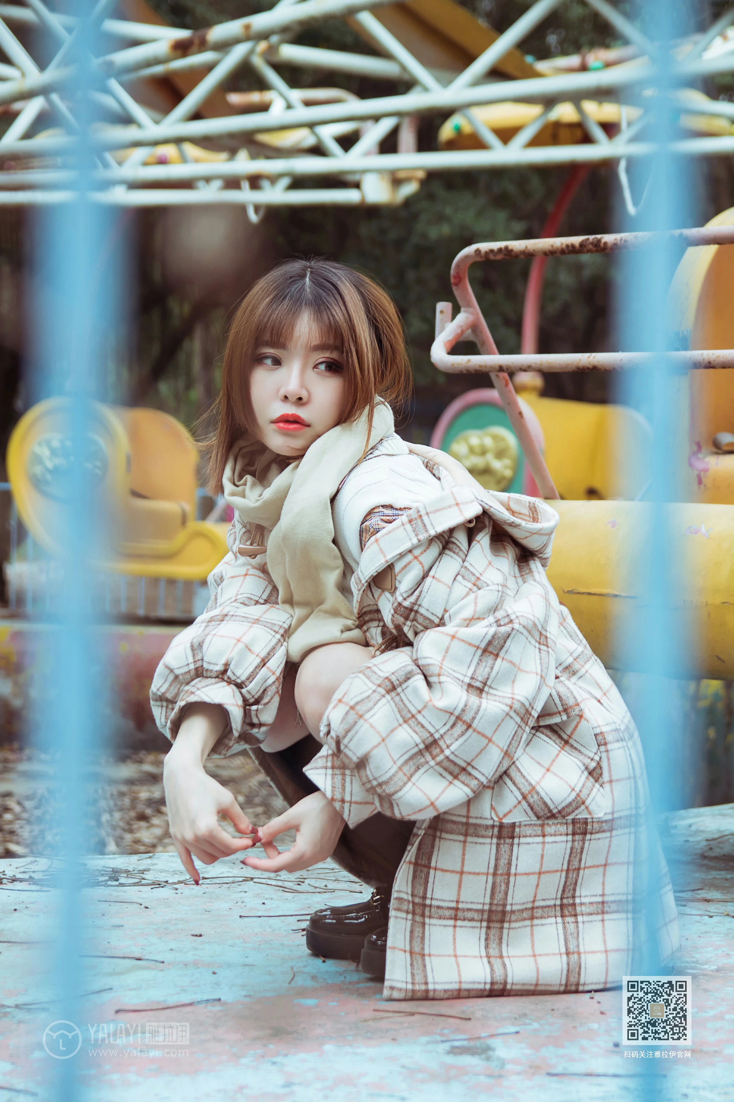 [YALAYI雅拉伊]Vol.515 冬日 阳阳 白色大衣加黑色短裙清纯可爱私房写真集第9张