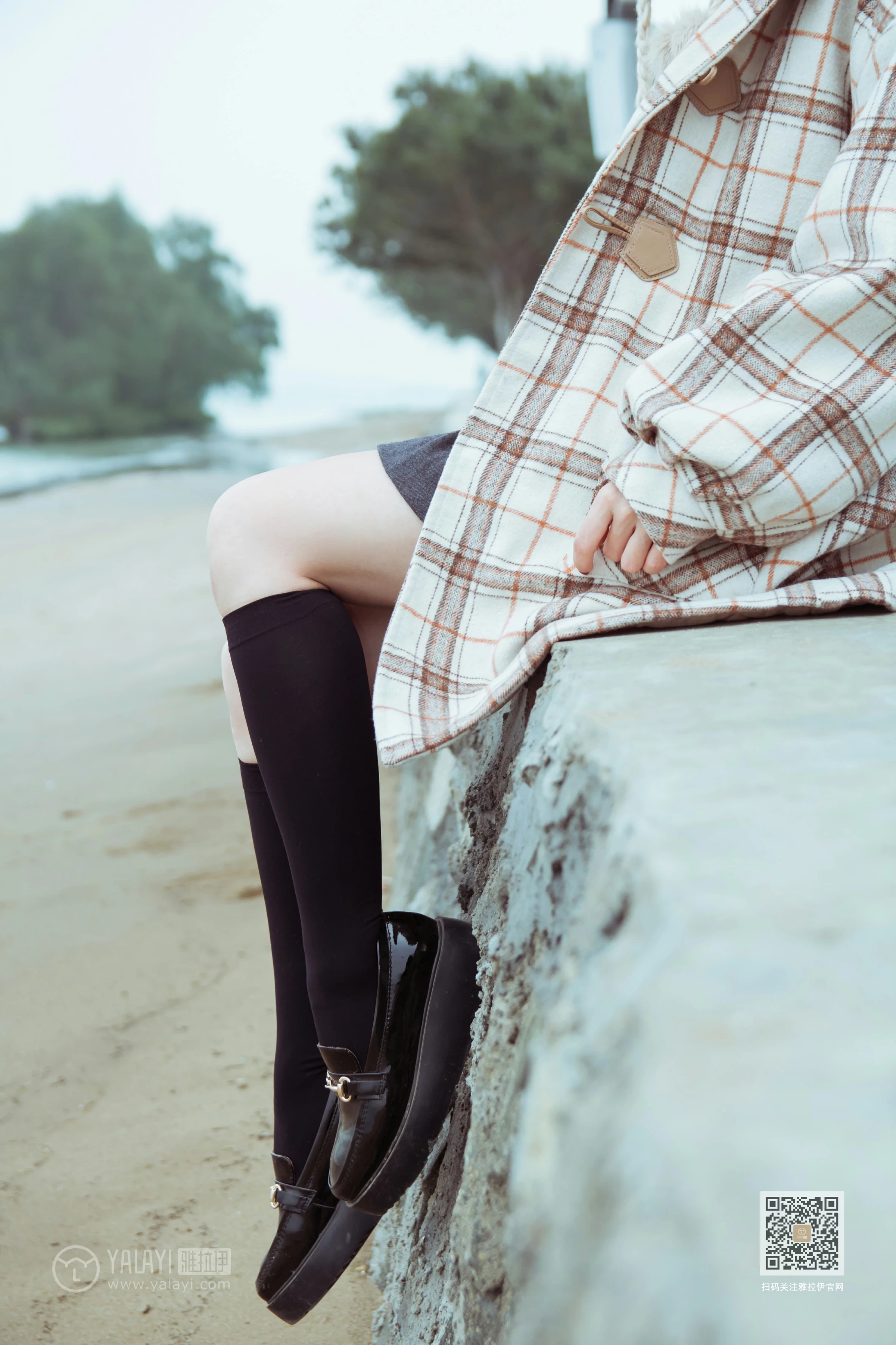 [YALAYI雅拉伊]Vol.515 冬日 阳阳 白色大衣加黑色短裙清纯可爱私房写真集第14张