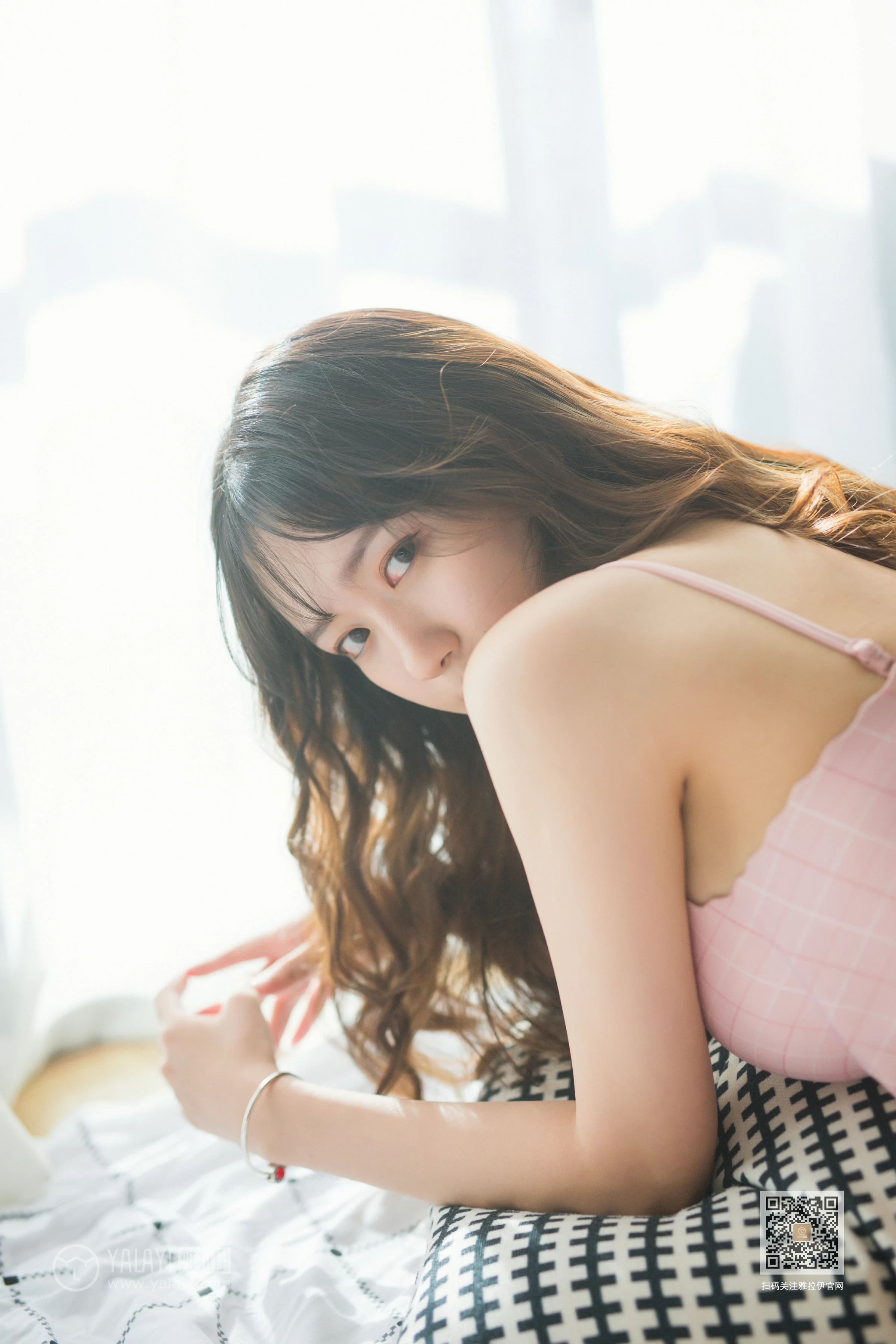 [YALAYI雅拉伊]Vol.517 触不可及的你 晓琳 粉色性感内衣居家私房写真集第3张