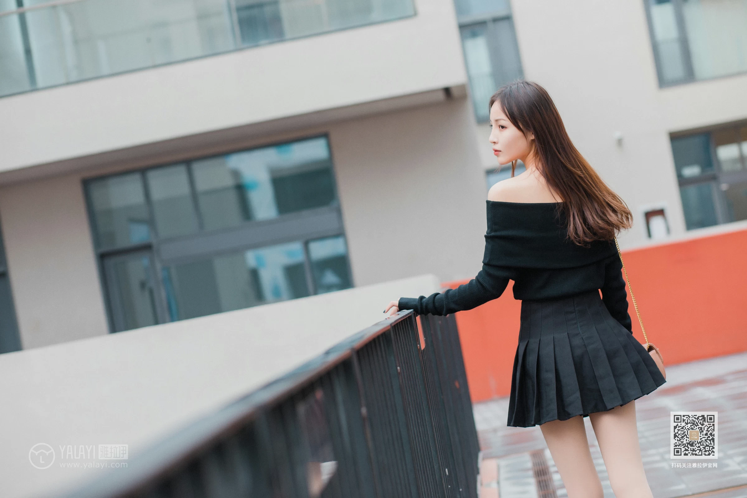 [YALAYI雅拉伊]Vol.520 广漂女孩儿 小五 黑色抹胸上衣加黑色短裙性感私房写真集第9张