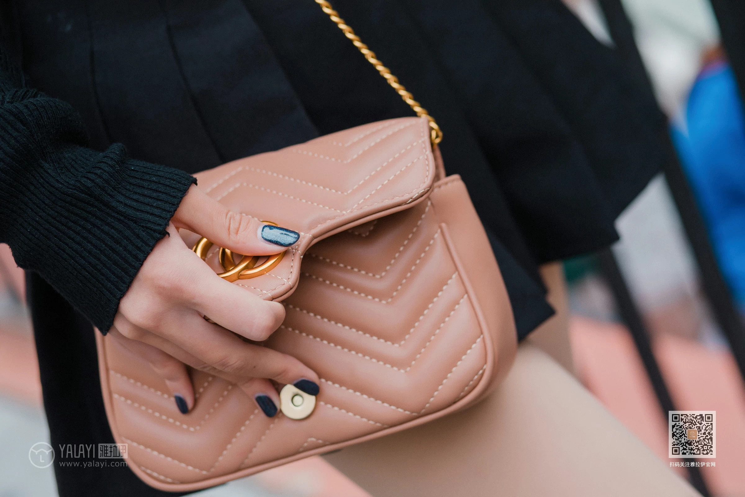 [YALAYI雅拉伊]Vol.520 广漂女孩儿 小五 黑色抹胸上衣加黑色短裙性感私房写真集第10张