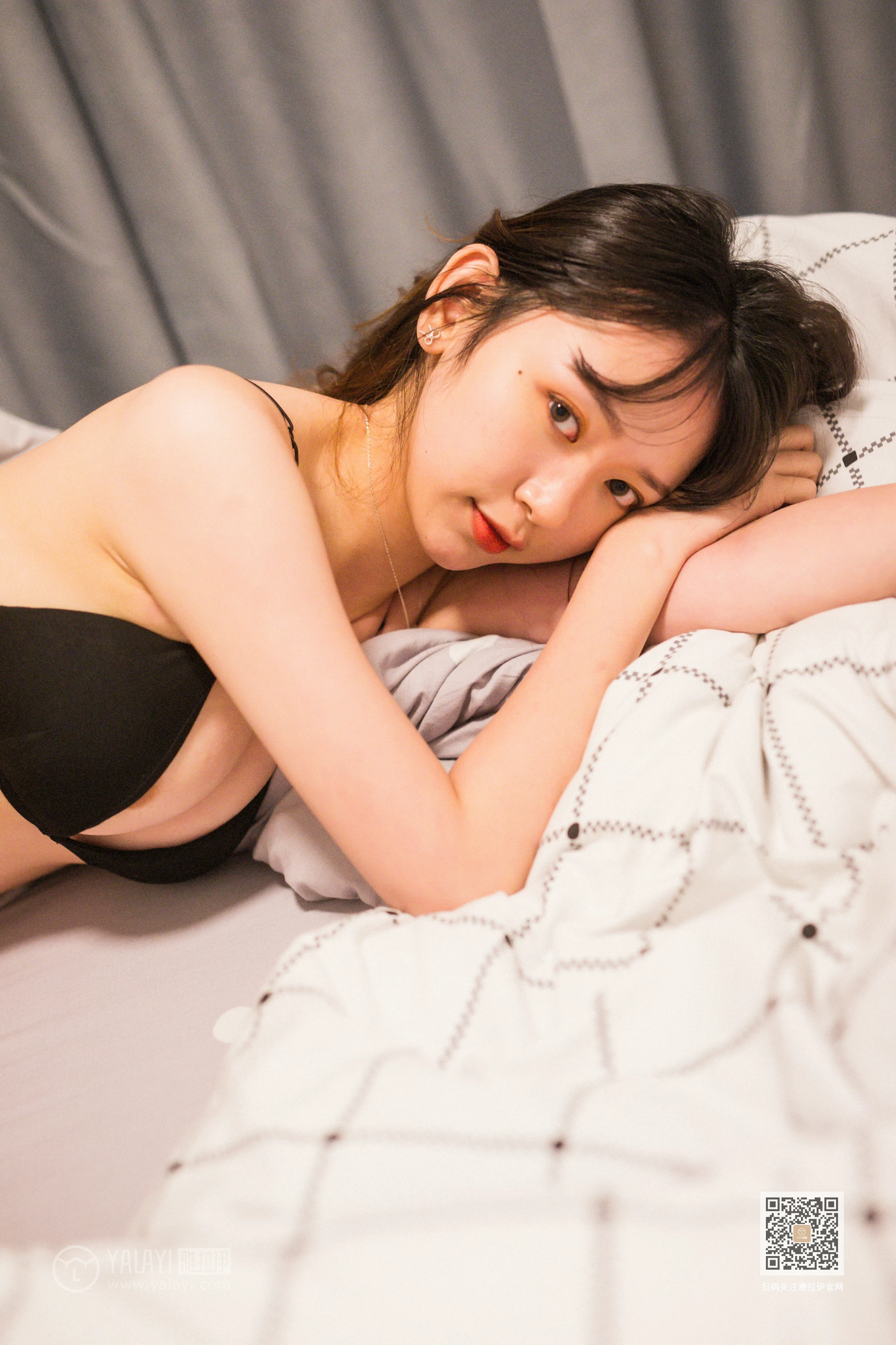 [YALAYI雅拉伊]Vol.532 醒不来的梦 晓琳 黑色内衣加牛仔热裤性感私房写真集第4张