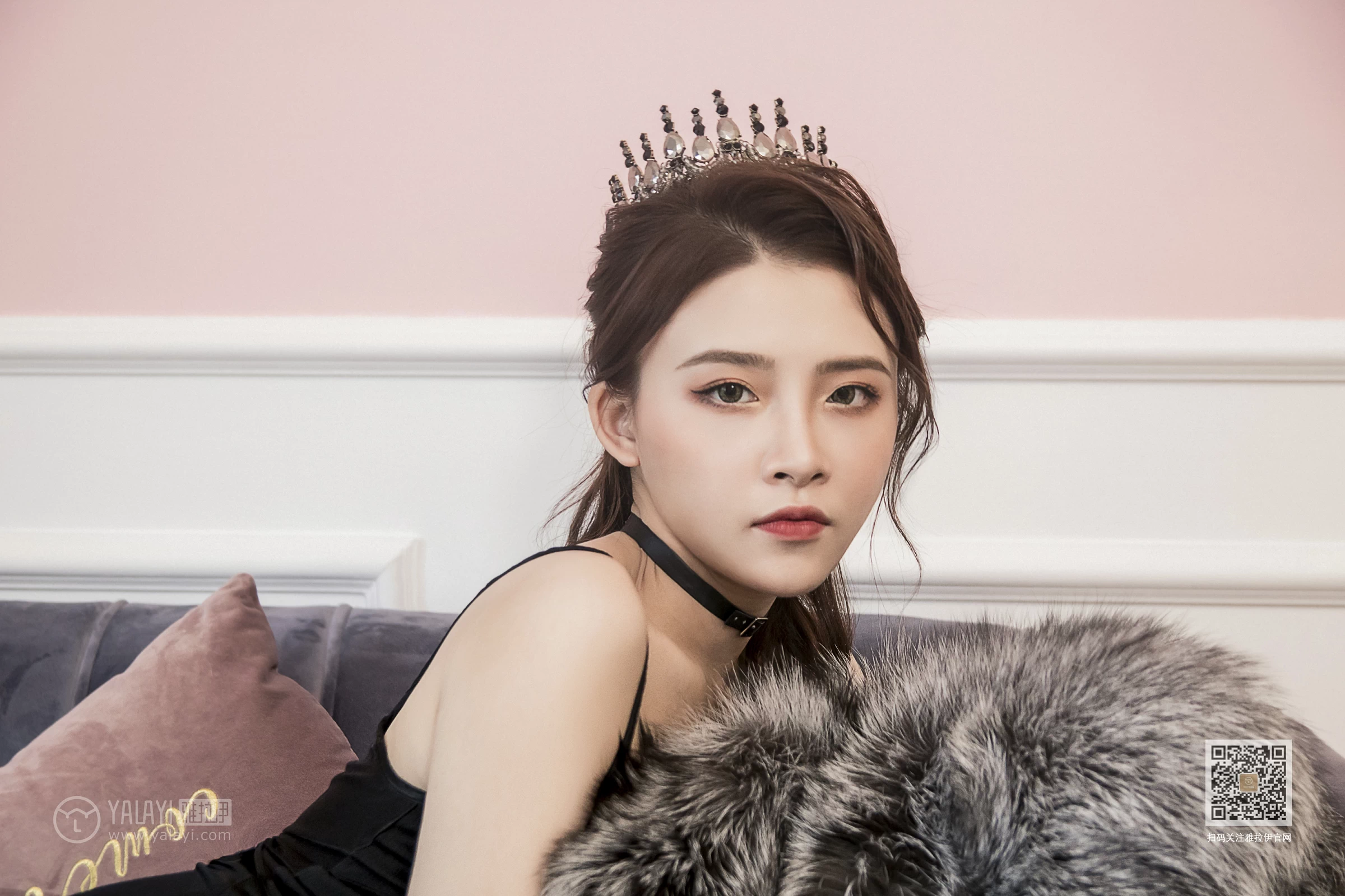 [YALAYI雅拉伊]Vol.525 我的女皇 赵洁 黑色吊带开叉连衣裙性感私房写真集第14张