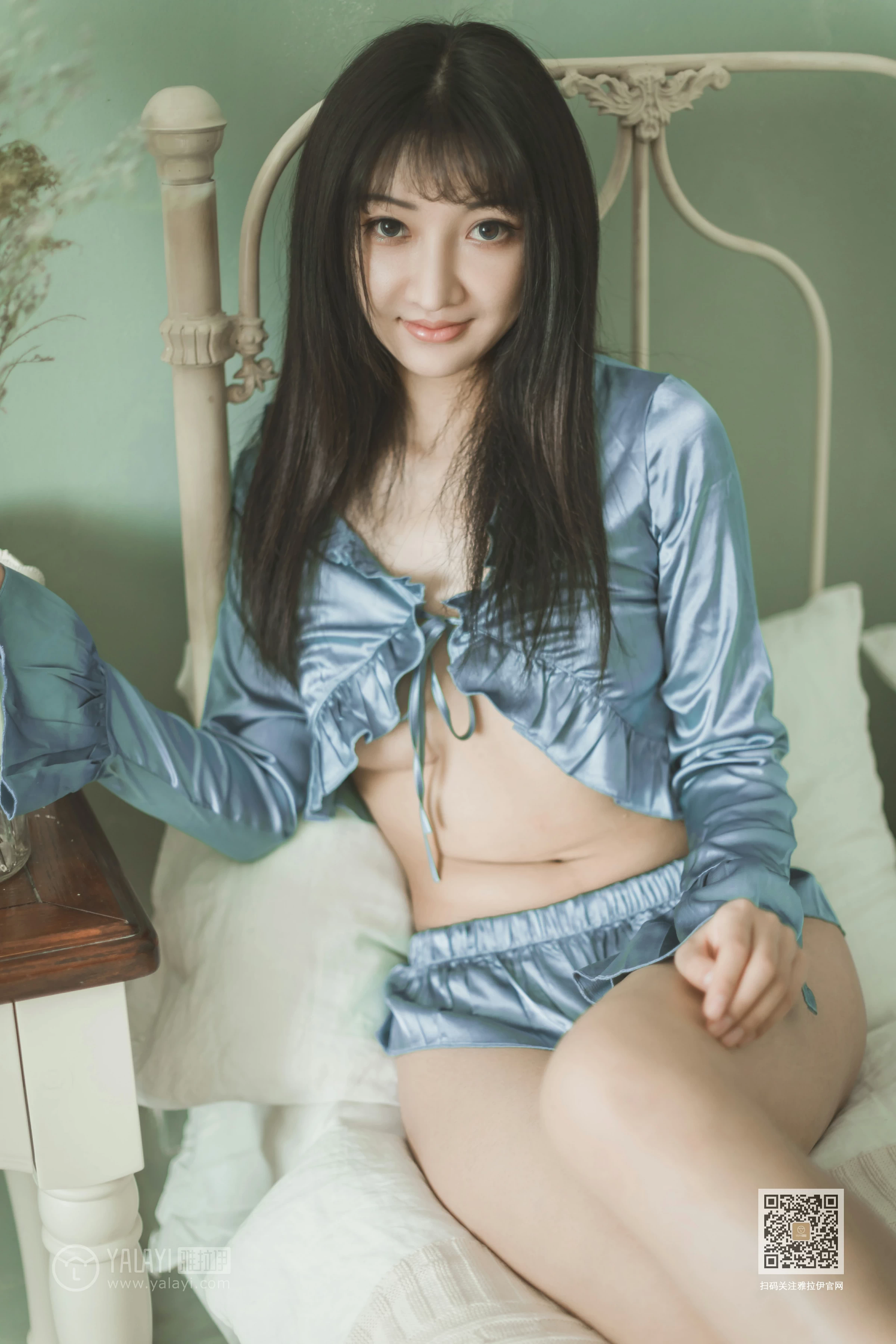 [YALAYI雅拉伊]Vol.527 坐我身边 韩熙 银色高腰上衣加情趣短裙性感私房写真集第8张