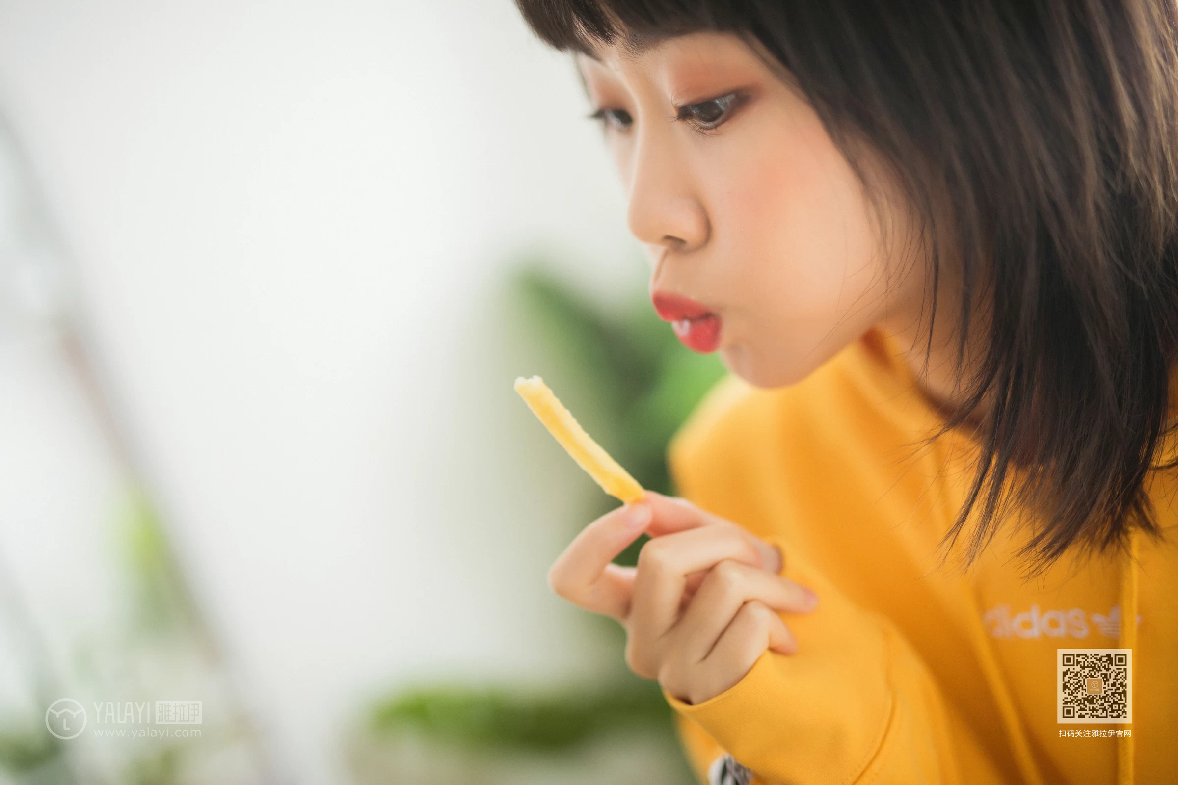 [YALAYI雅拉伊]Vol.528 缤纷阳光 粉粉 橙色卫衣加白色性感内衣私房写真集第5张