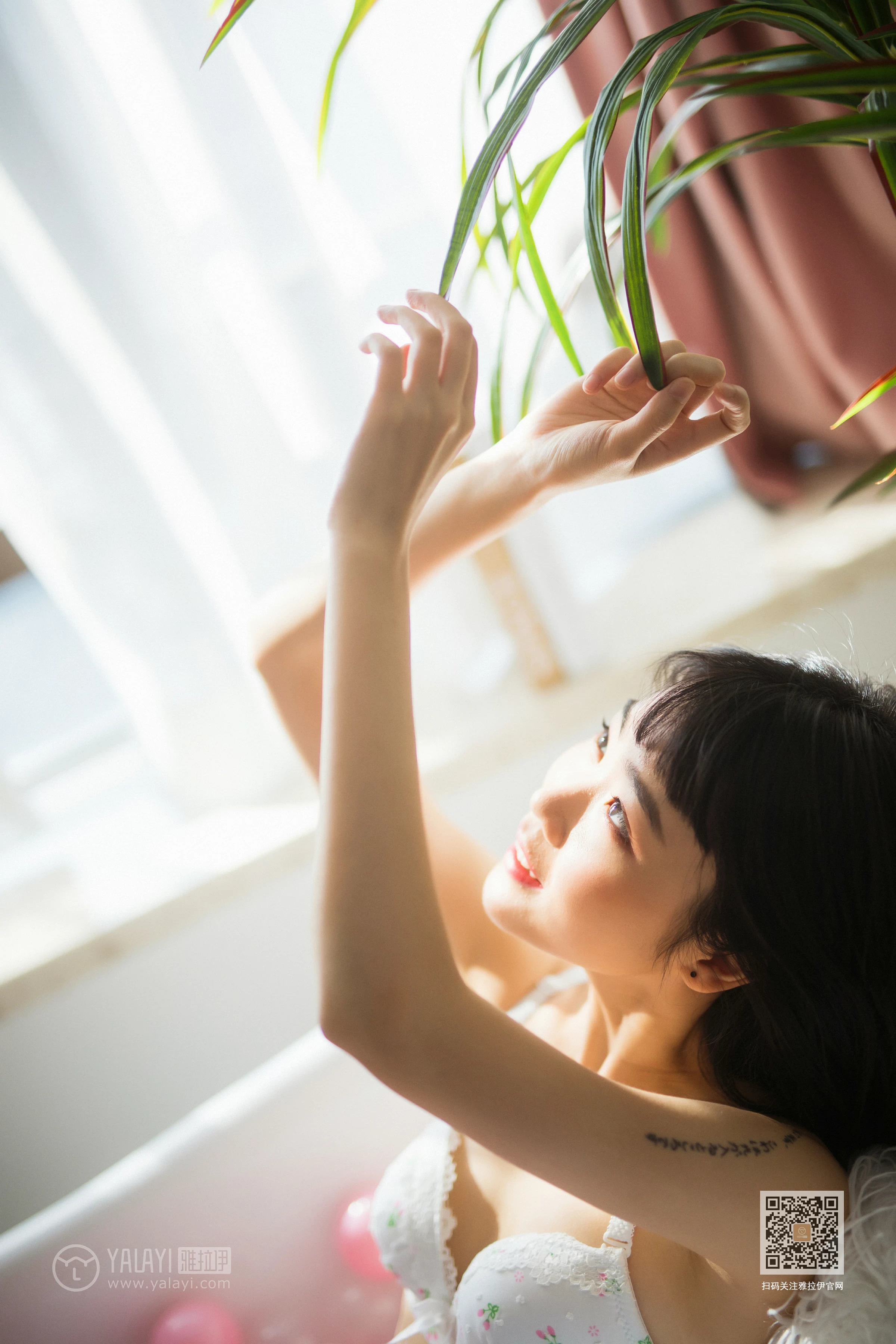 [YALAYI雅拉伊]Vol.528 缤纷阳光 粉粉 橙色卫衣加白色性感内衣私房写真集第10张