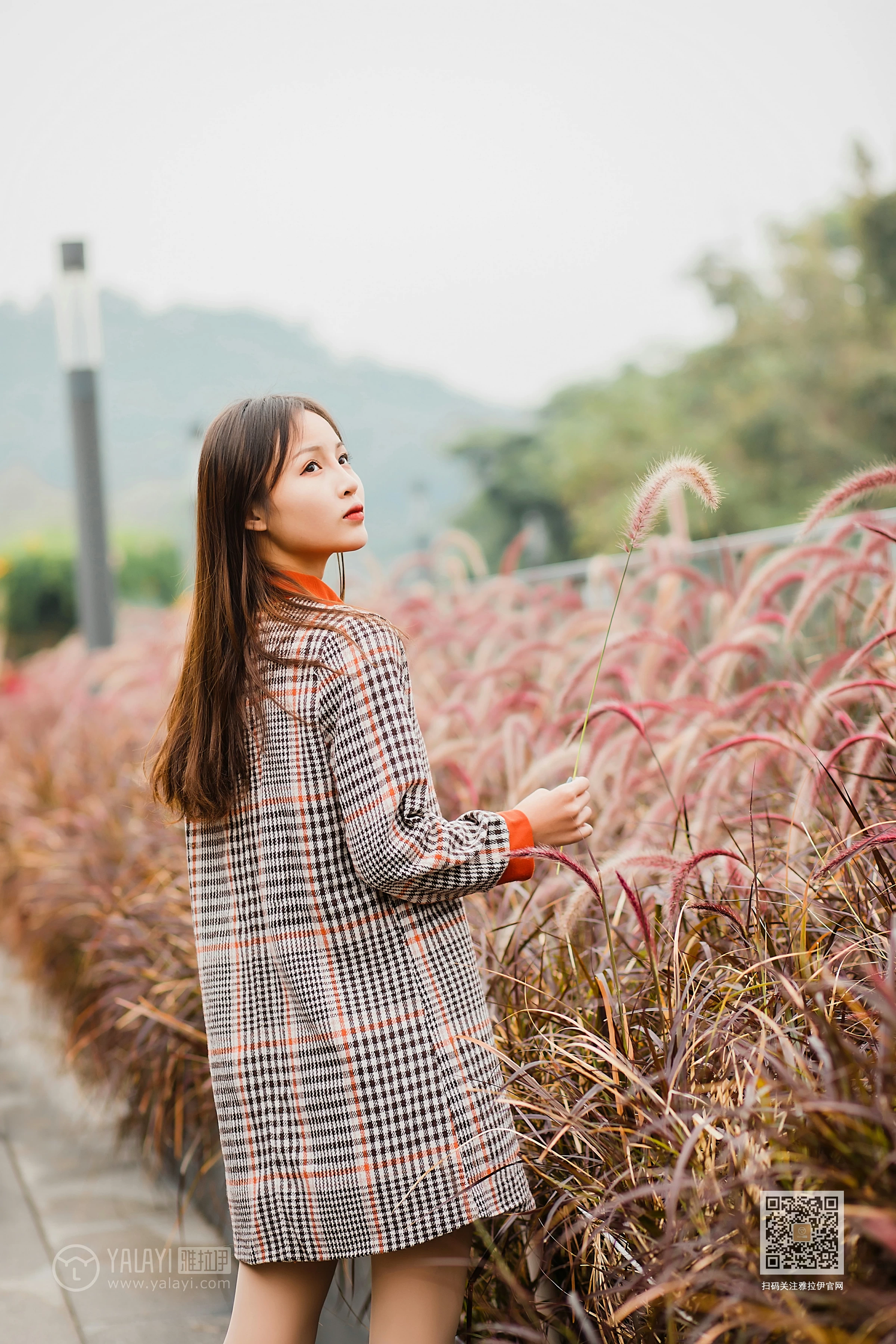 [YALAYI雅拉伊]Vol.543 郊游 小五 连身大衣加灰色长靴清纯私房写真集第1张