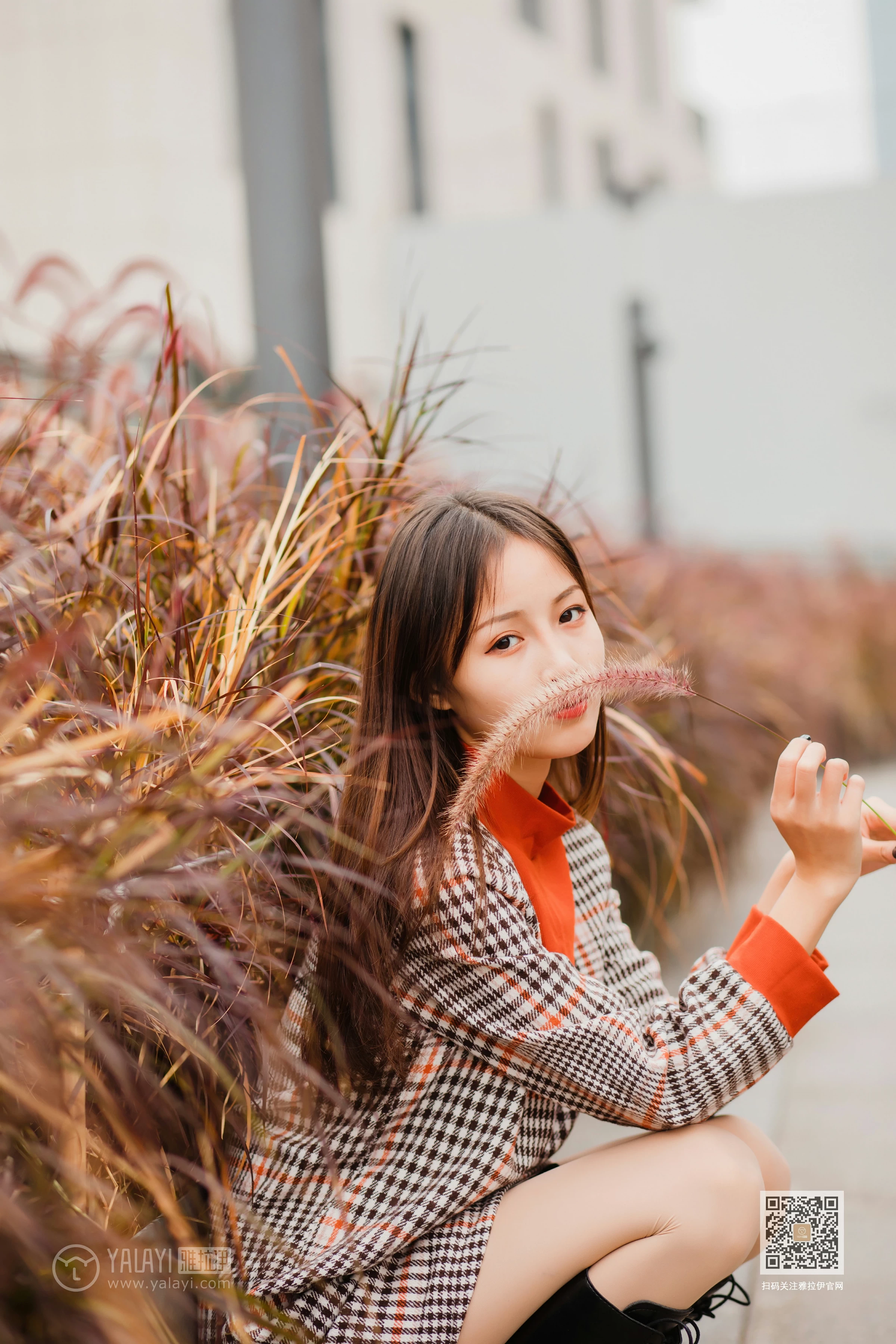 [YALAYI雅拉伊]Vol.543 郊游 小五 连身大衣加灰色长靴清纯私房写真集第3张