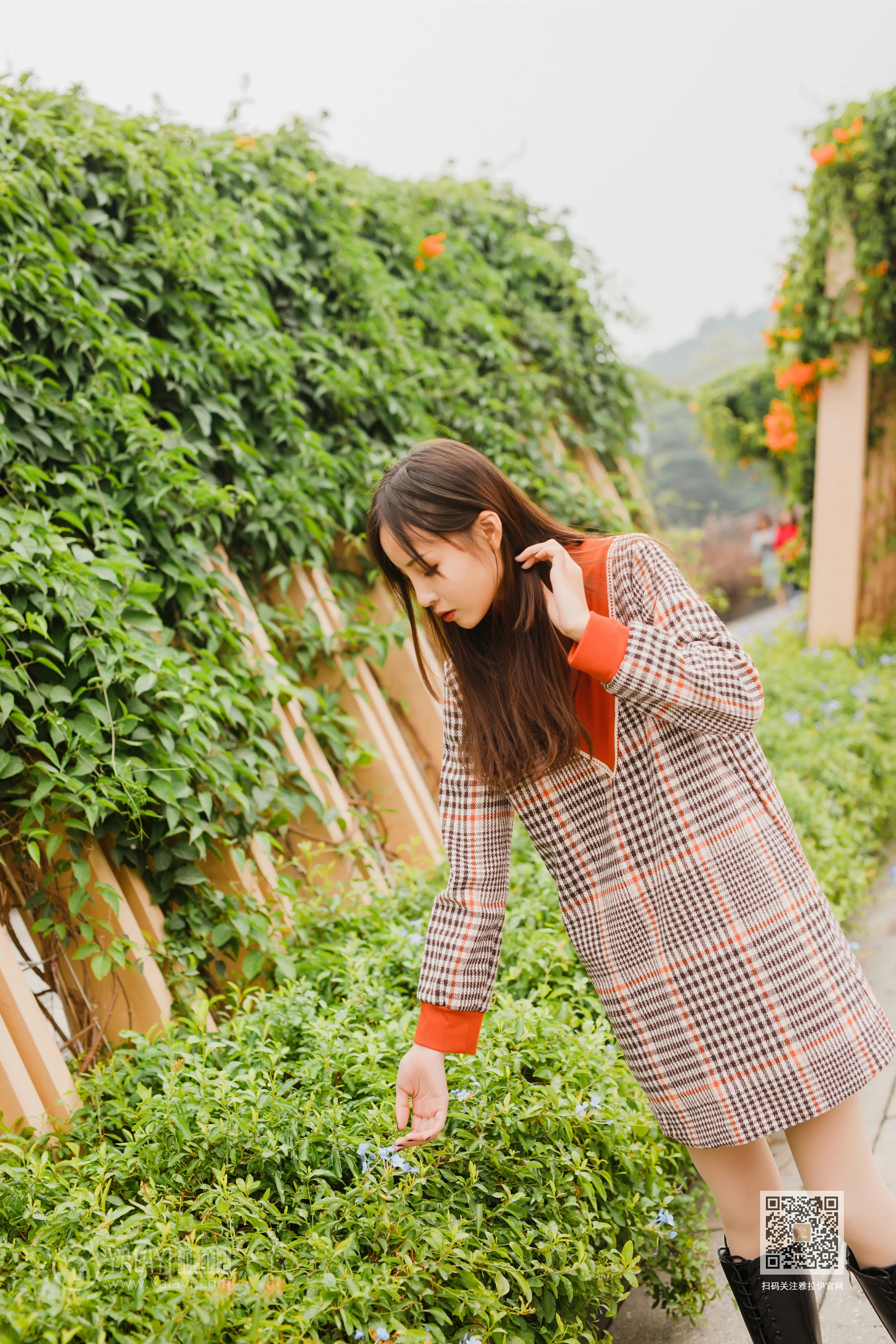 [YALAYI雅拉伊]Vol.543 郊游 小五 连身大衣加灰色长靴清纯私房写真集第9张