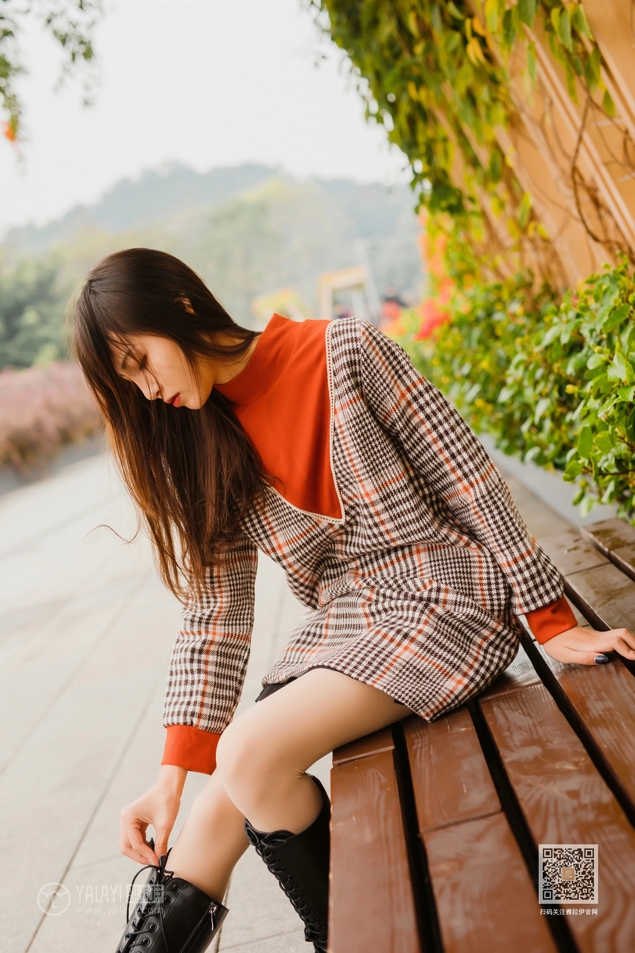 [YALAYI雅拉伊]Vol.543 郊游 小五 连身大衣加灰色长靴清纯私房写真集第12张