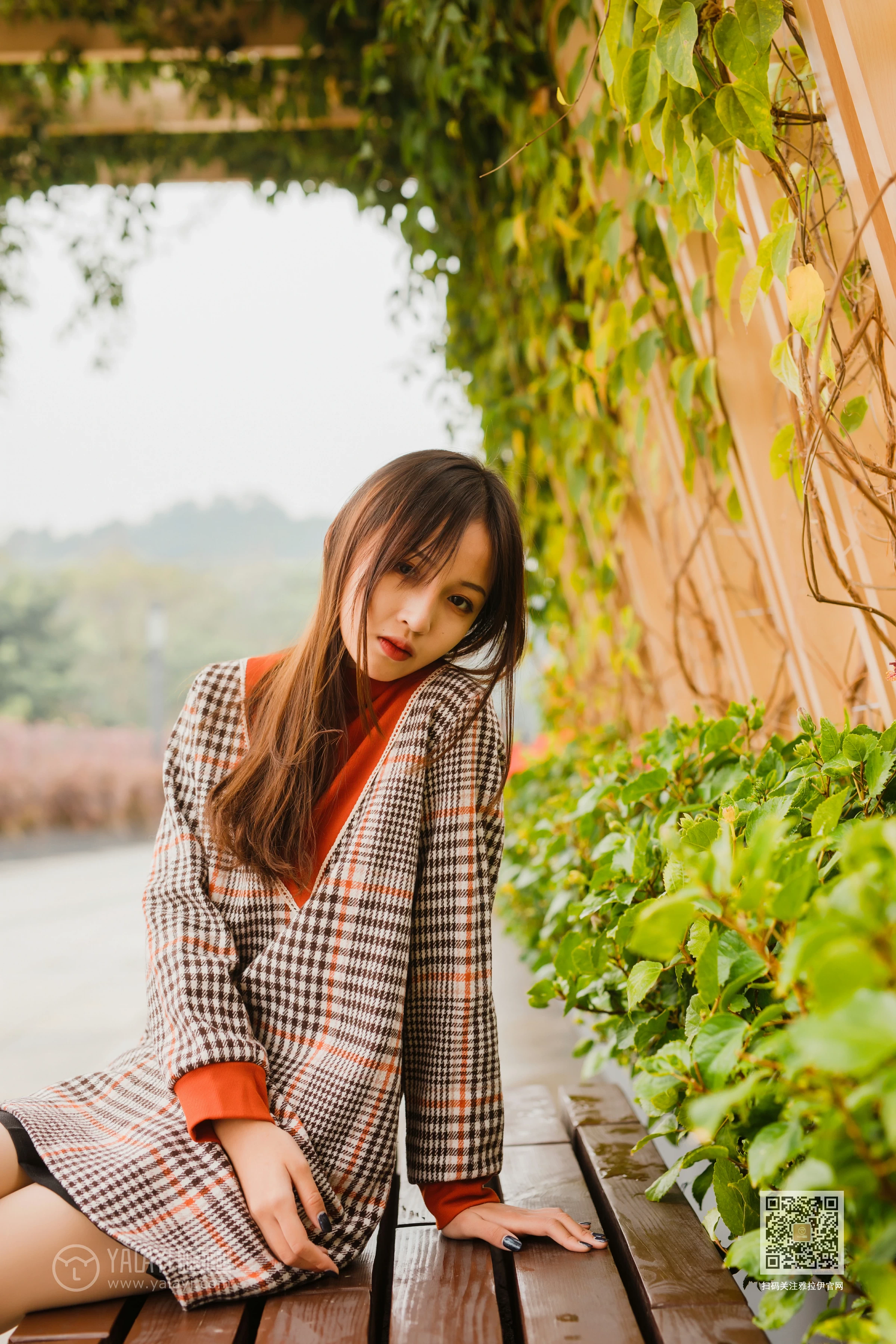 [YALAYI雅拉伊]Vol.543 郊游 小五 连身大衣加灰色长靴清纯私房写真集第12张