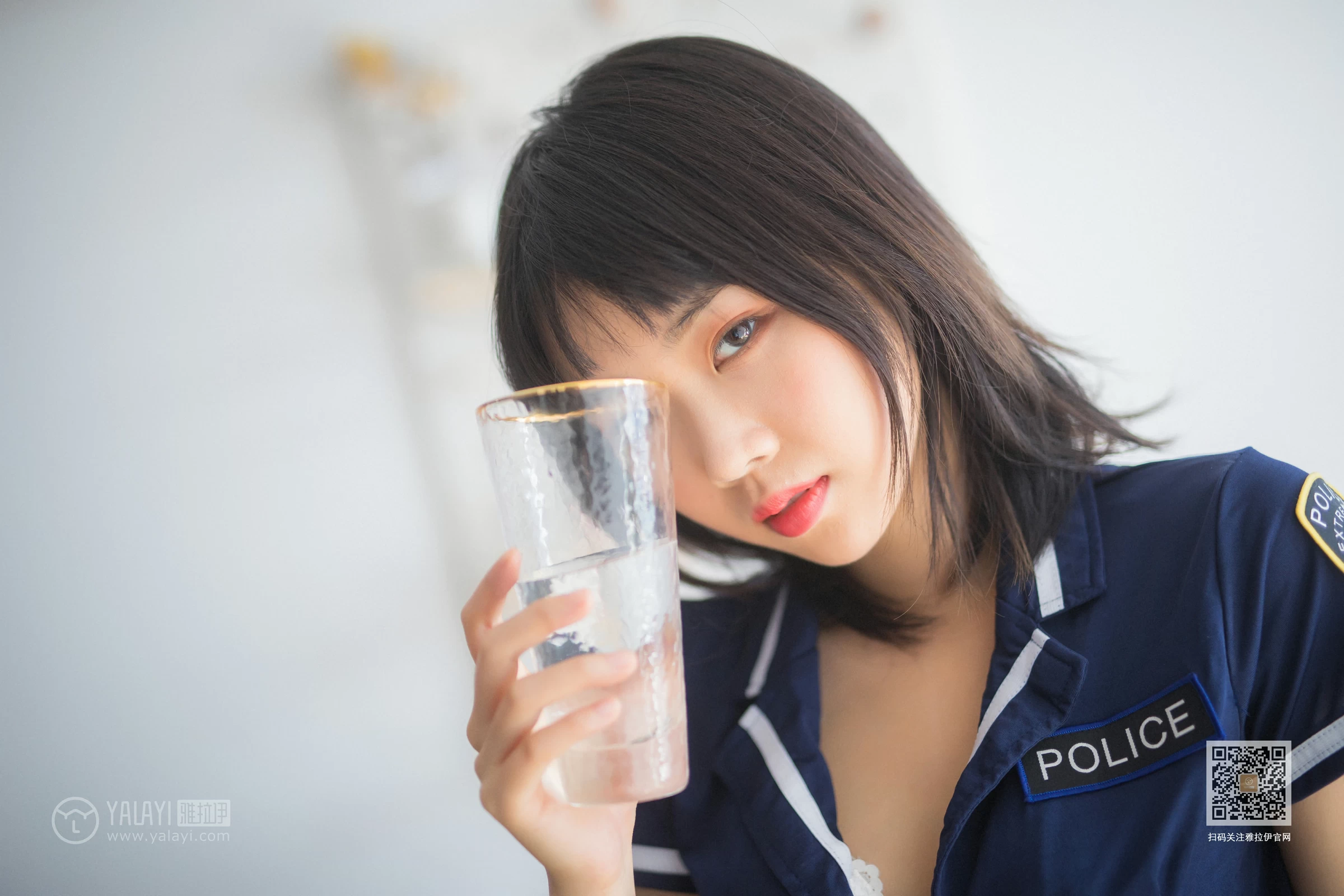 [YALAYI雅拉伊]Vol.544 雷霆警花 粉粉 蓝色情趣制服加短裙性感私房写真集第3张