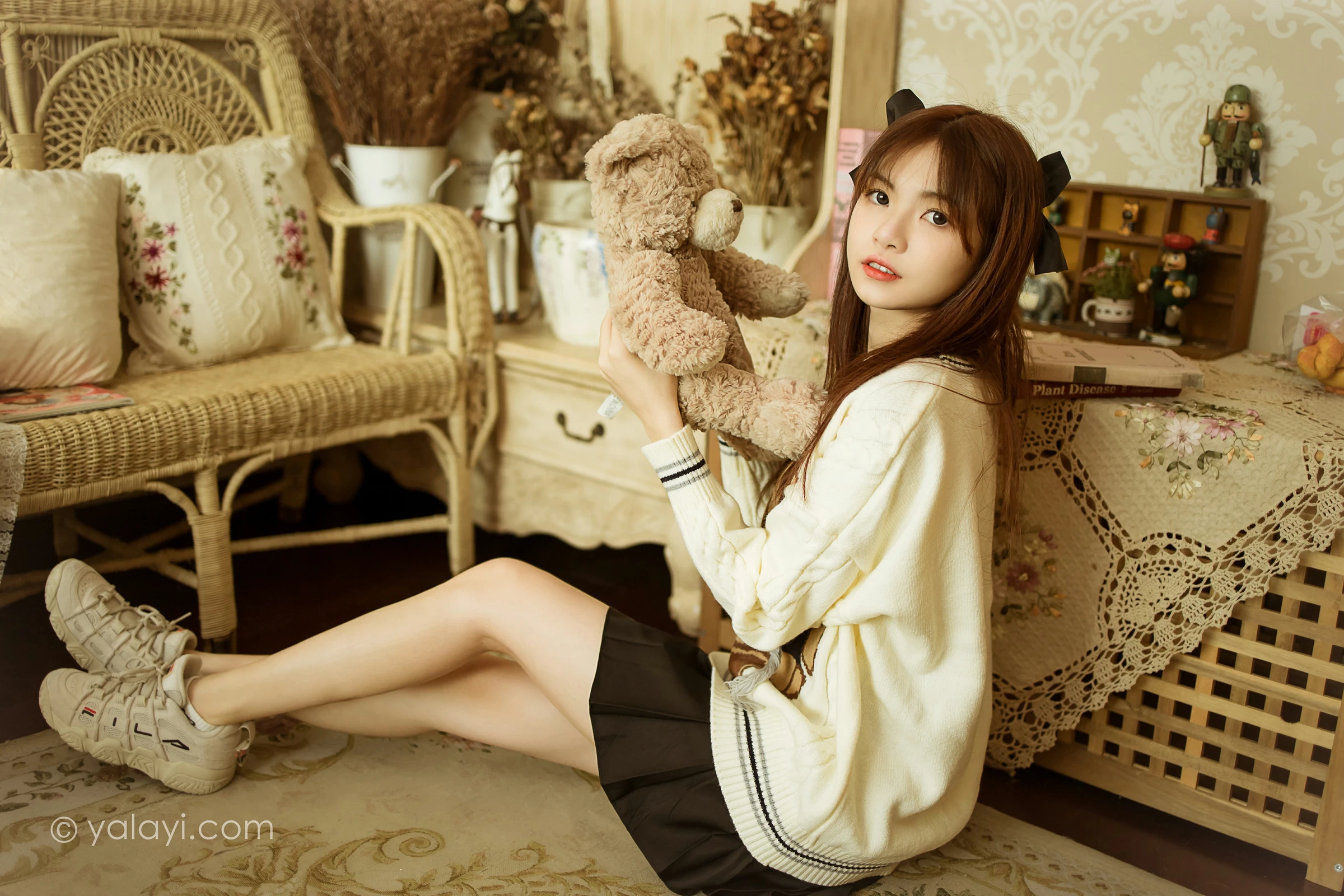 [YALAYI雅拉伊]2021.12.14 可爱小熊 茹莎 白色毛衣加黑色短裙居家私房写真集第2张