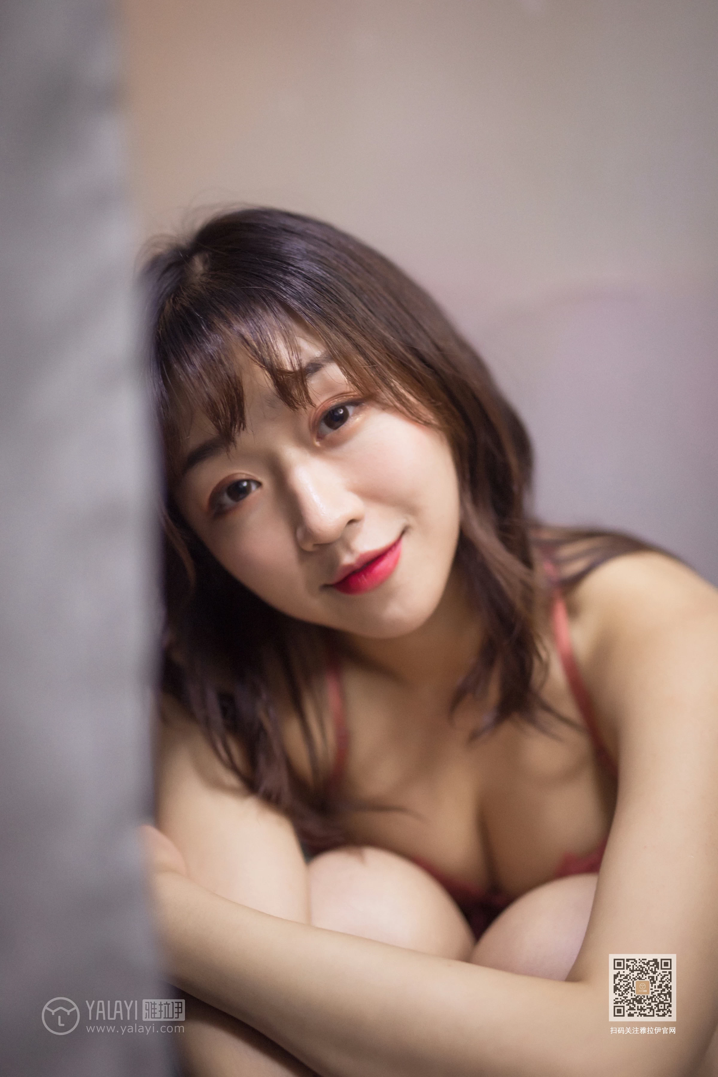 [YALAYI雅拉伊]Vol.551 六十六楼往下看 小颖 红色蕾丝内衣性感私房写真集第11张