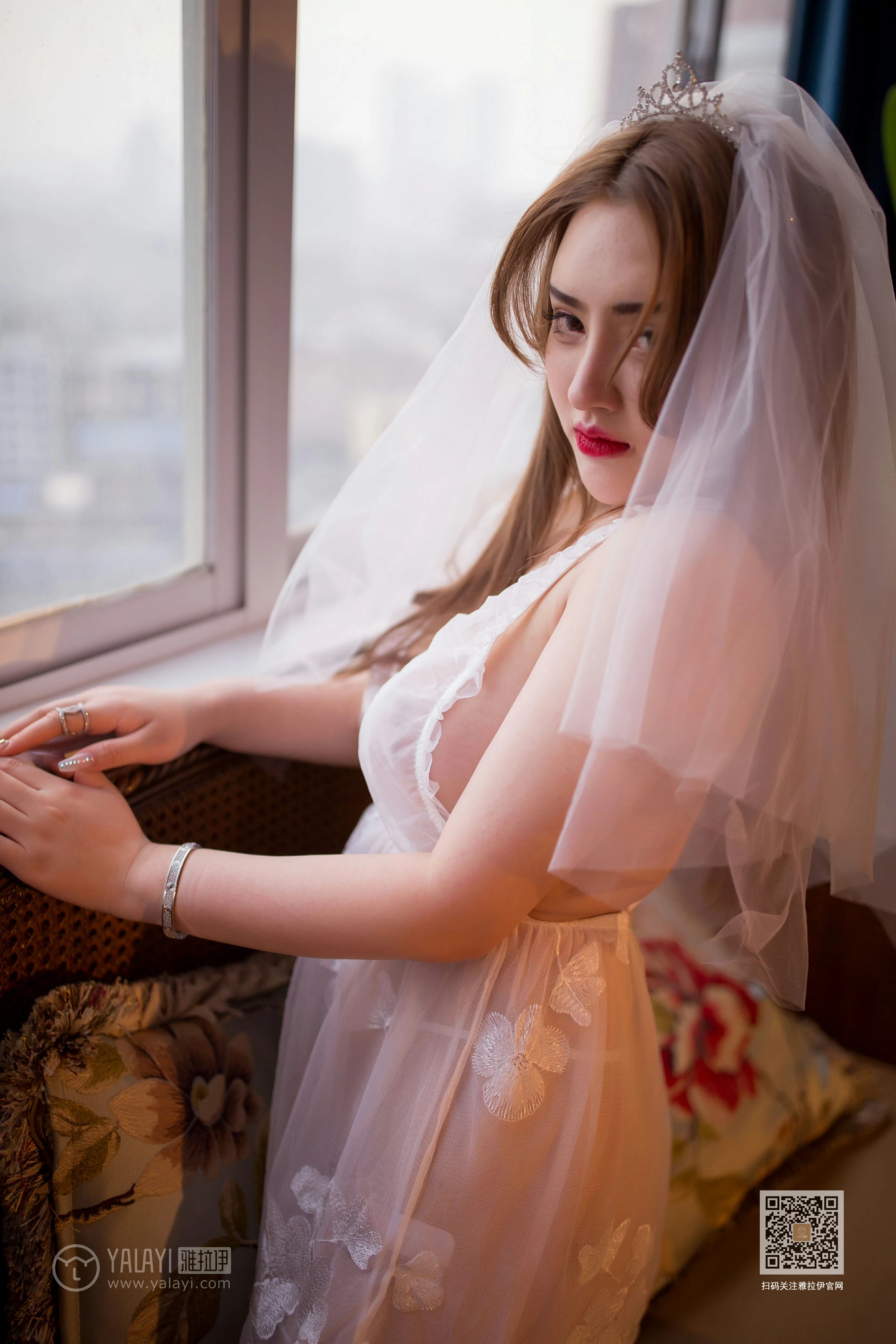 [YALAYI雅拉伊]Vol.555 专属新娘 芸夕 透视情趣婚纱加白色丝袜美腿玉足性感私房写真集第12张