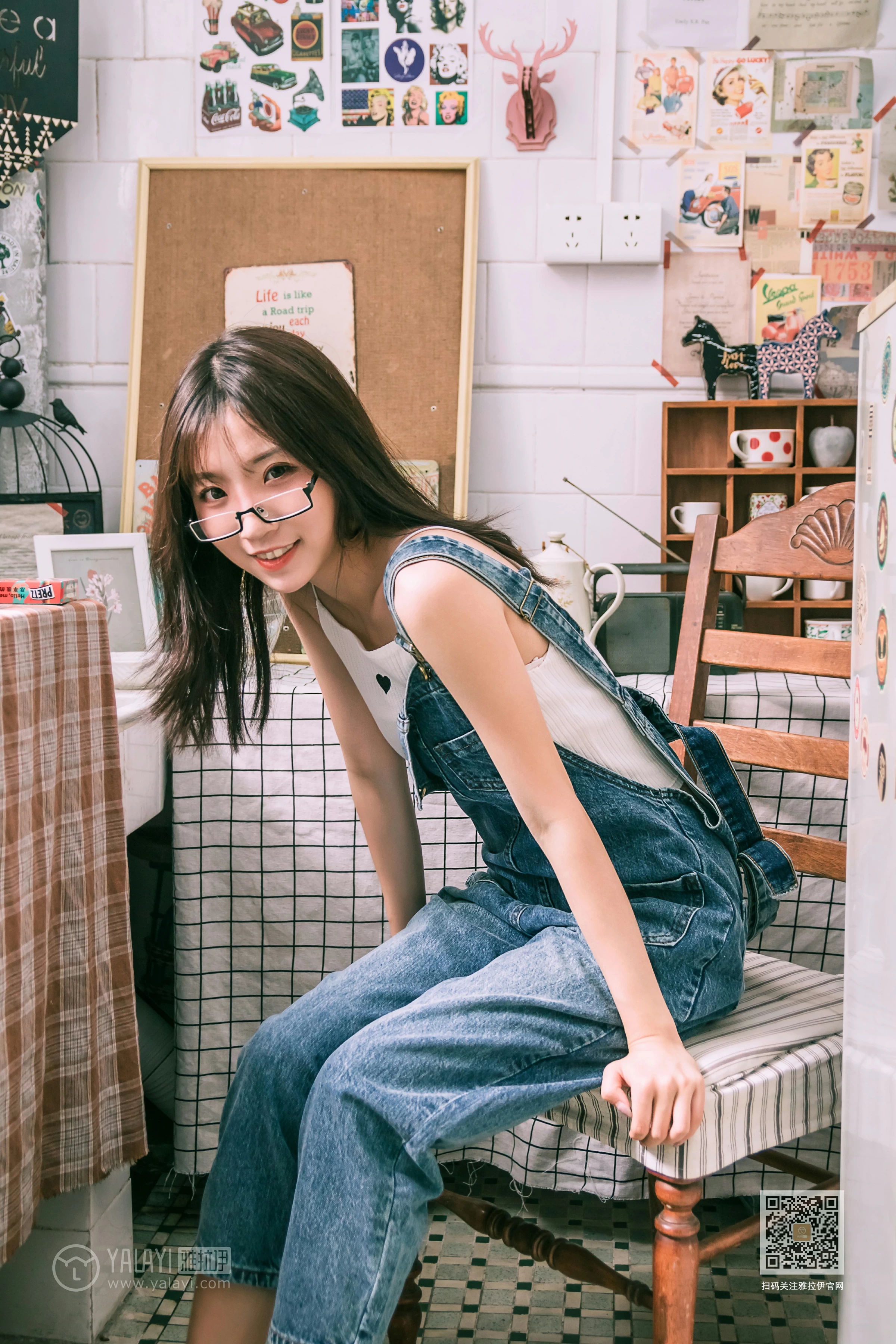[YALAYI雅拉伊]Vol.559 我的前女友 小乔 背带牛仔连身裤加白色性感小背心私房写真集第1张