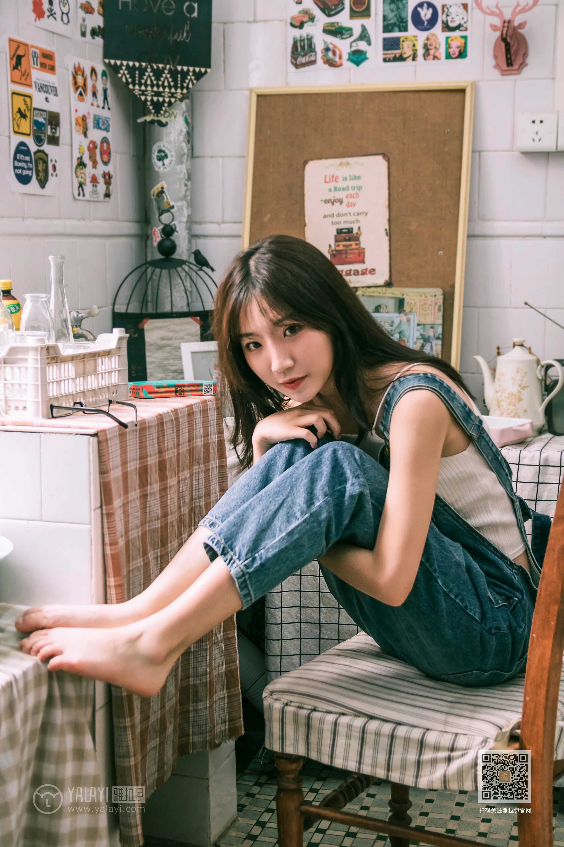 [YALAYI雅拉伊]Vol.559 我的前女友 小乔 背带牛仔连身裤加白色性感小背心私房写真集第5张