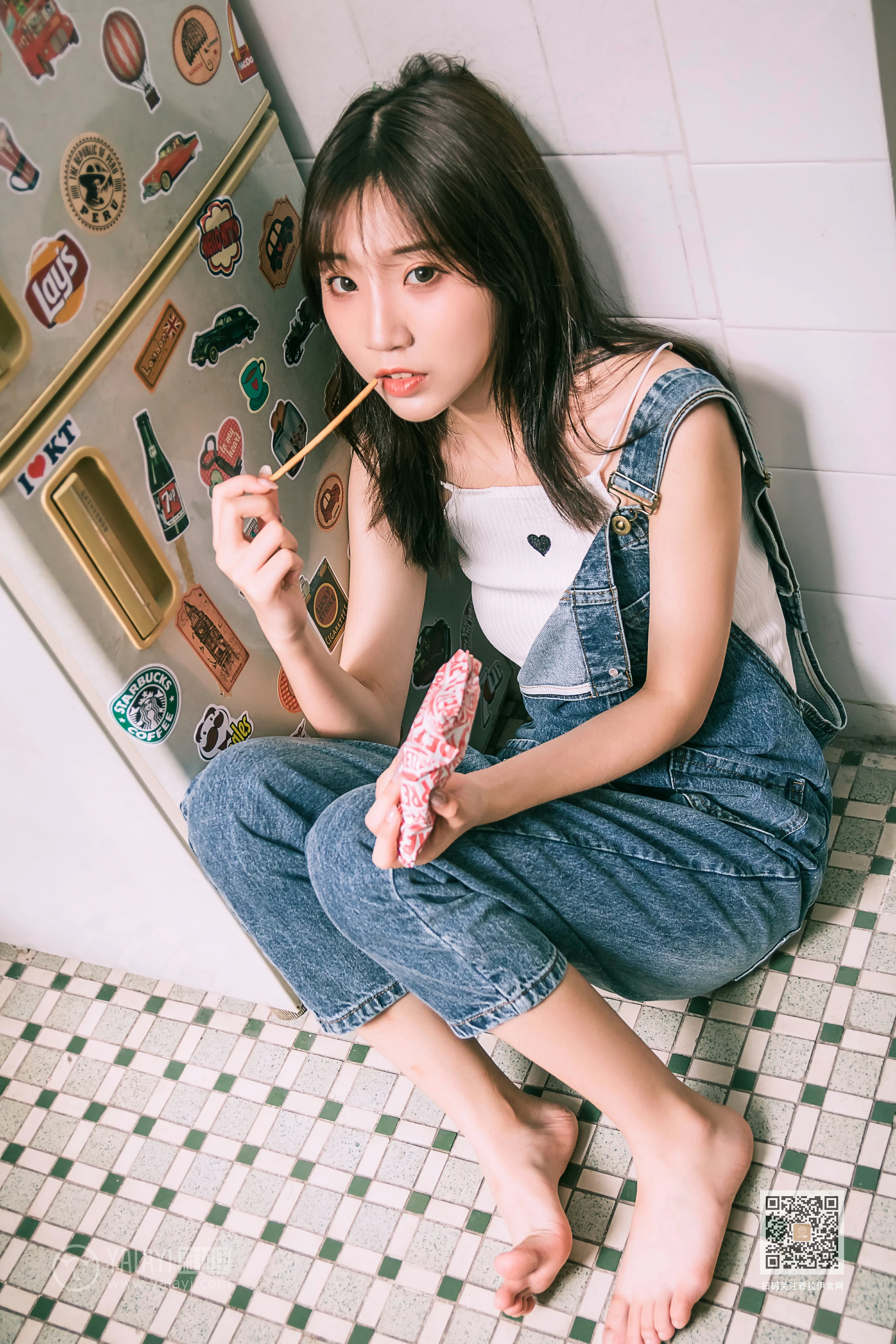 [YALAYI雅拉伊]Vol.559 我的前女友 小乔 背带牛仔连身裤加白色性感小背心私房写真集第11张