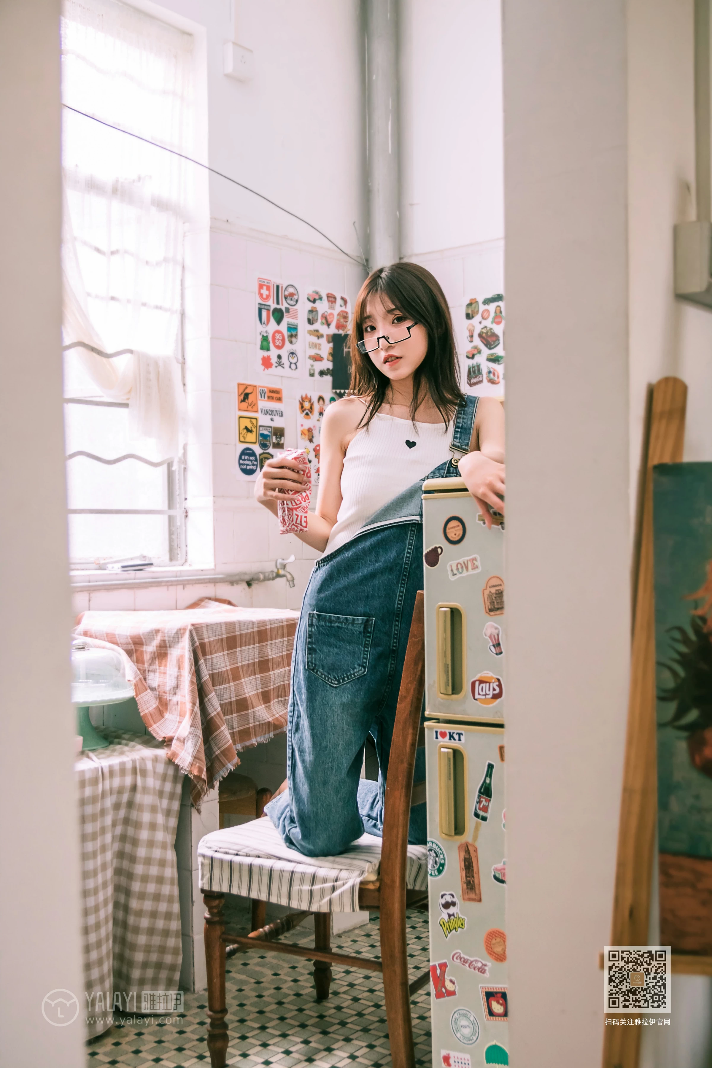 [YALAYI雅拉伊]Vol.559 我的前女友 小乔 背带牛仔连身裤加白色性感小背心私房写真集第13张