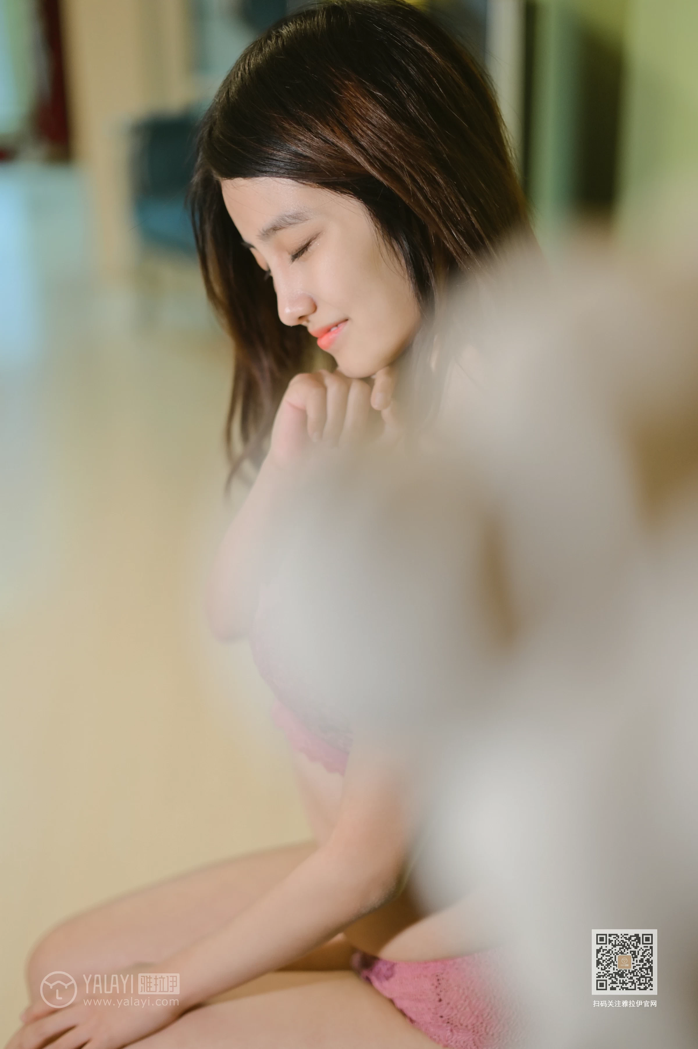 [YALAYI雅拉伊]Vol.574 搬进新家的第一天 彤彤 黑色性感内衣与粉色蕾丝内衣私房写真集第18张