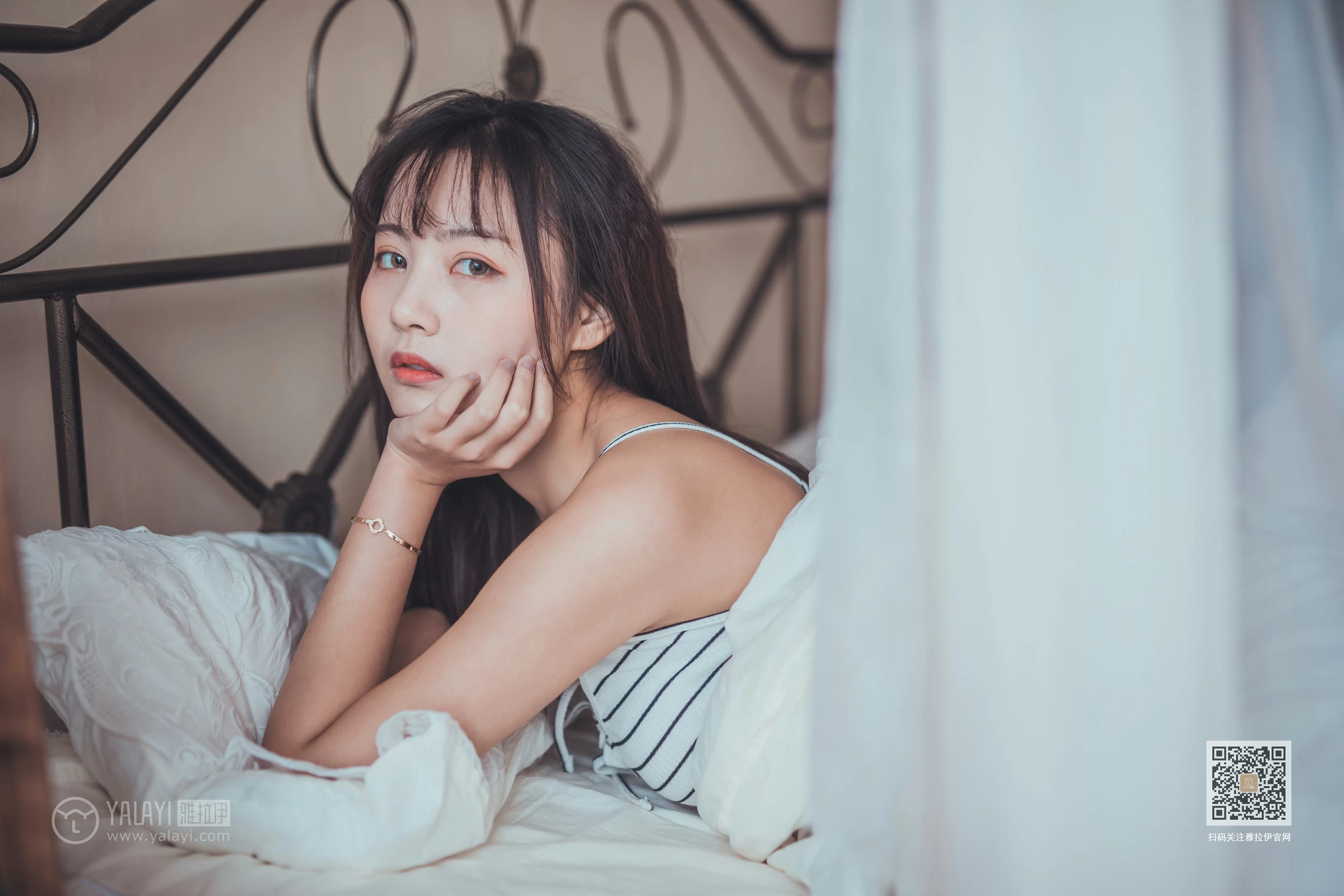 [YALAYI雅拉伊]Vol.581 不想起床 唐芯 白色性感小背心居家私房写真集第6张