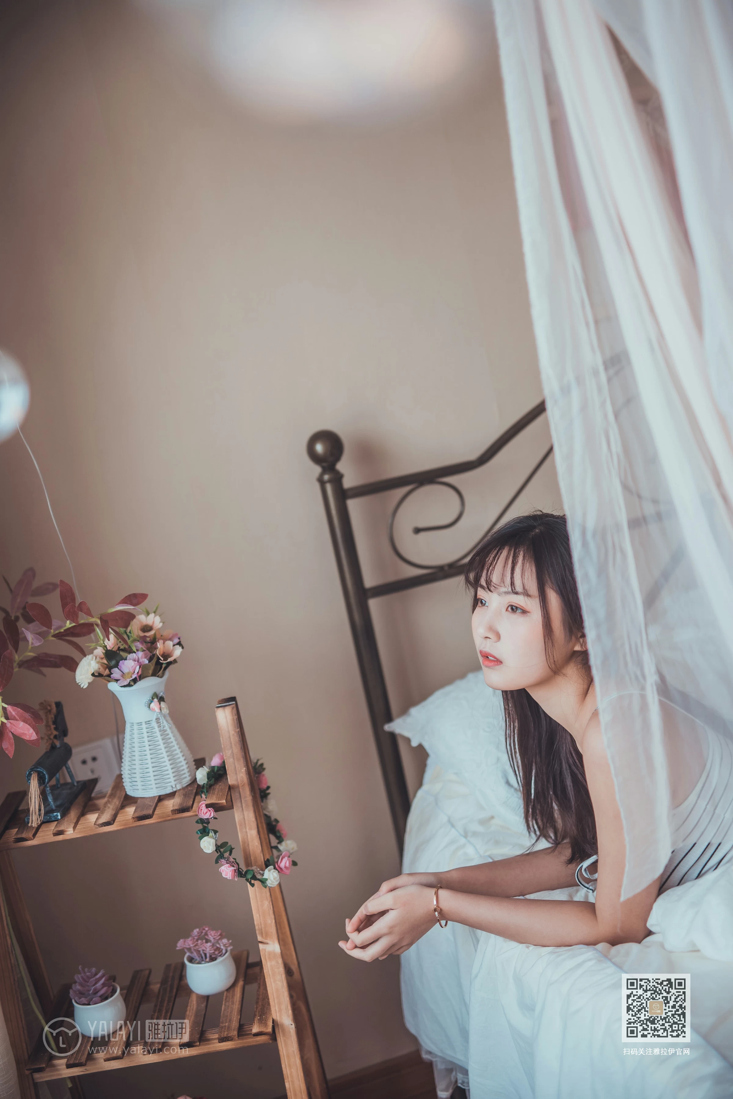 [YALAYI雅拉伊]Vol.581 不想起床 唐芯 白色性感小背心居家私房写真集第8张