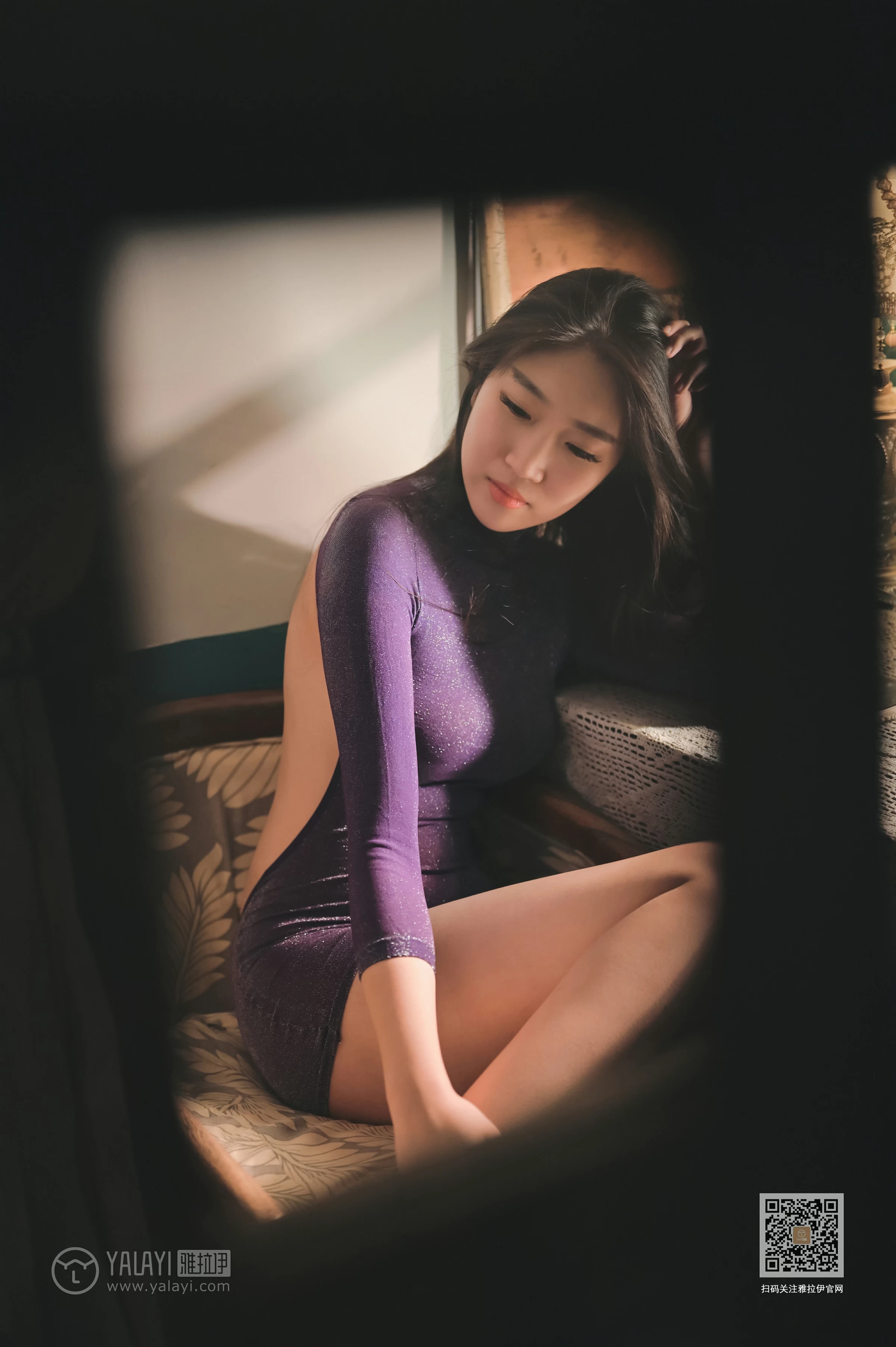 [YALAYI雅拉伊]Vol.583 那一片浓情 玫瑰 紫色紧身裸背连衣裙性感私房写真集第3张