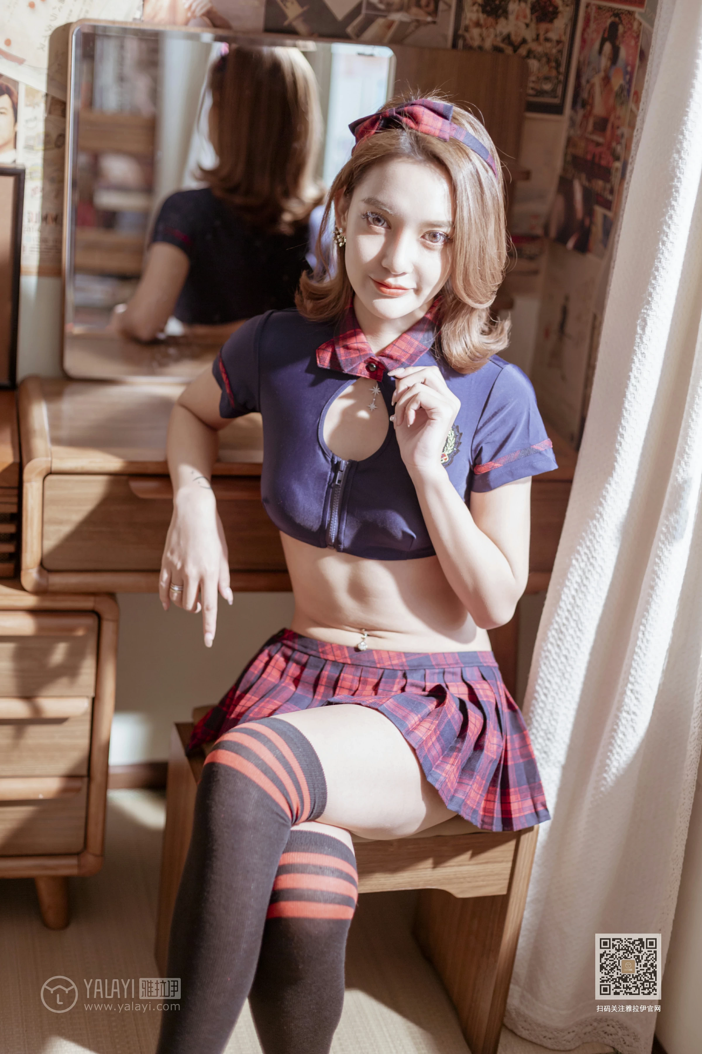 [YALAYI雅拉伊]Vol.585 苏格兰风情 刘子炀 情趣制服与短裙加黑丝美腿性感私房写真集第3张
