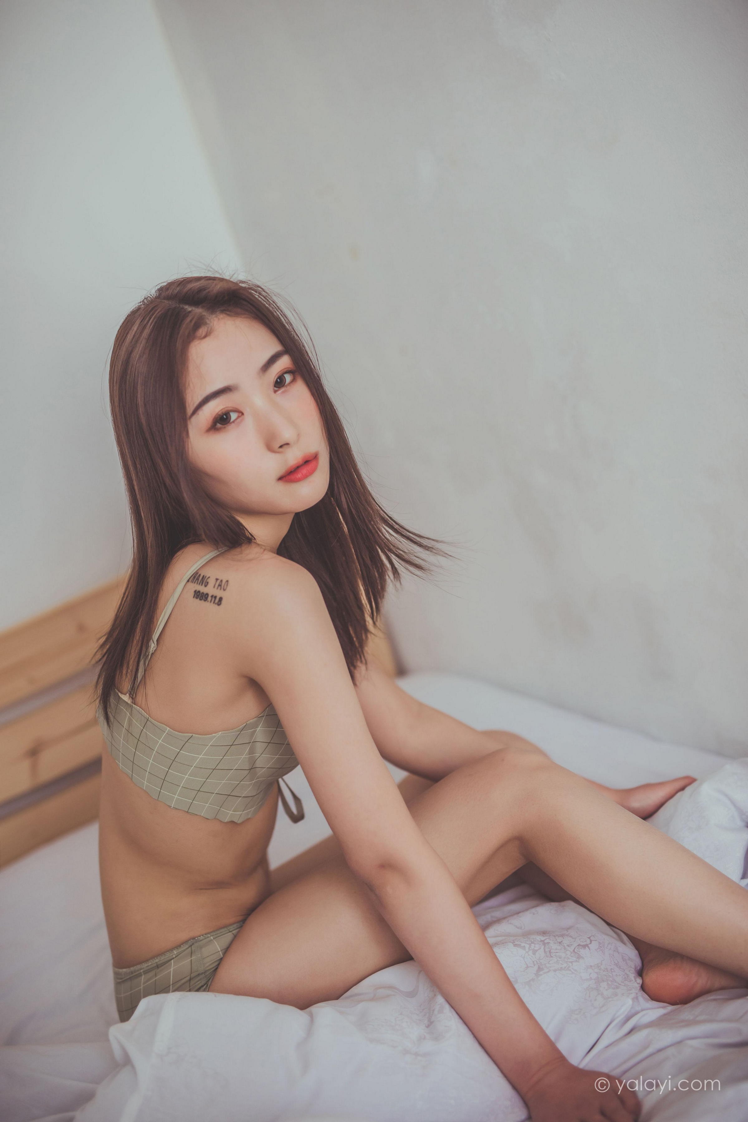 [YALAYI雅拉伊]Vol.587 蜗居 海棠 灰色内衣居家性感私房写真集第2张