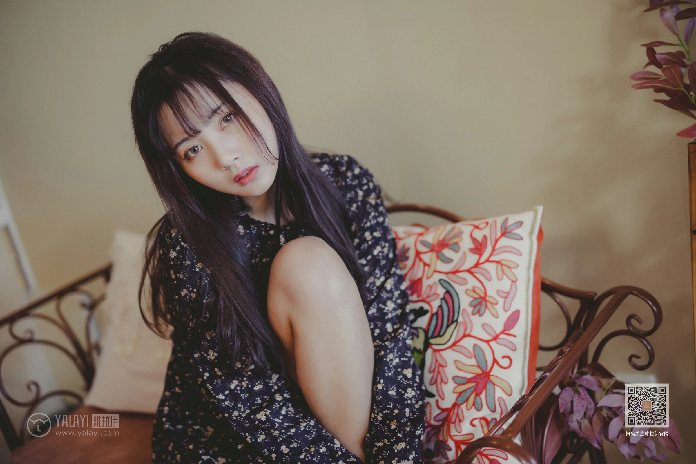 [YALAYI雅拉伊]Vol.593 南方姑娘 唐芯 黑色连衣裙居家私房写真集第4张